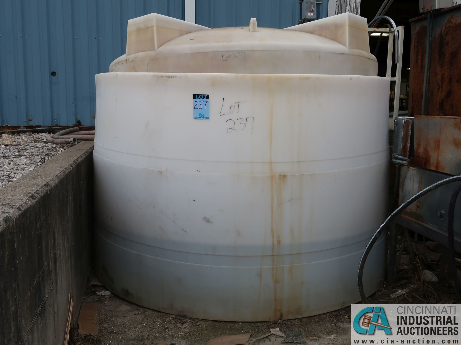 1,250 GALLON HEAVY DUTY PLASTIC TANK WITH SPILL TANK