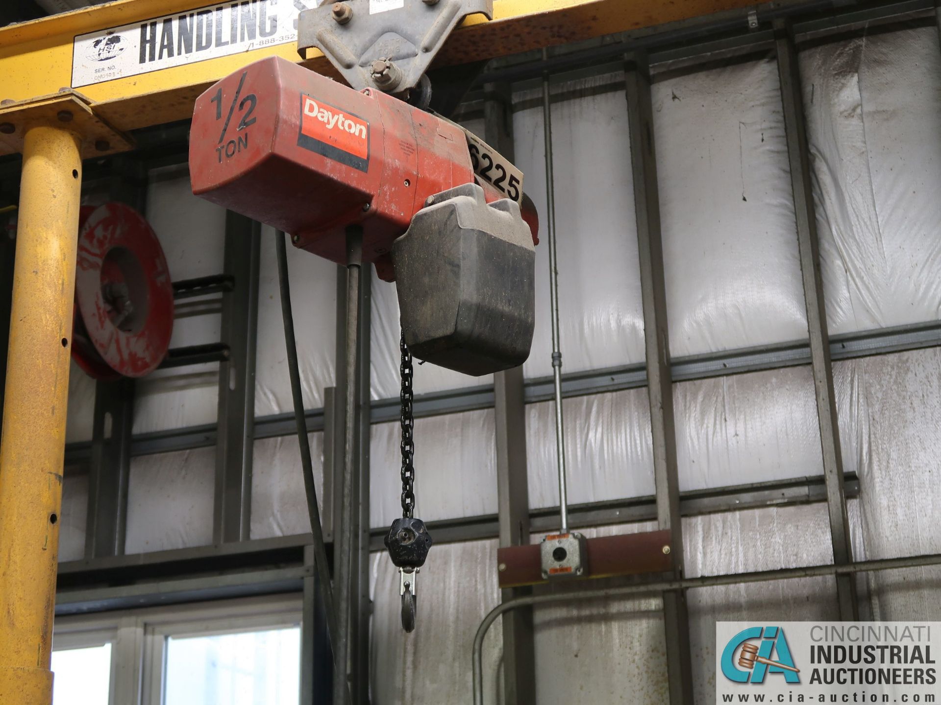 1 TON CAPACITY HANDLING SYSTEMS ADJUSTABLE HEIGHT GANTRY CRANE WITH 1/2 TON CAPACITY DAYTON - Image 2 of 5