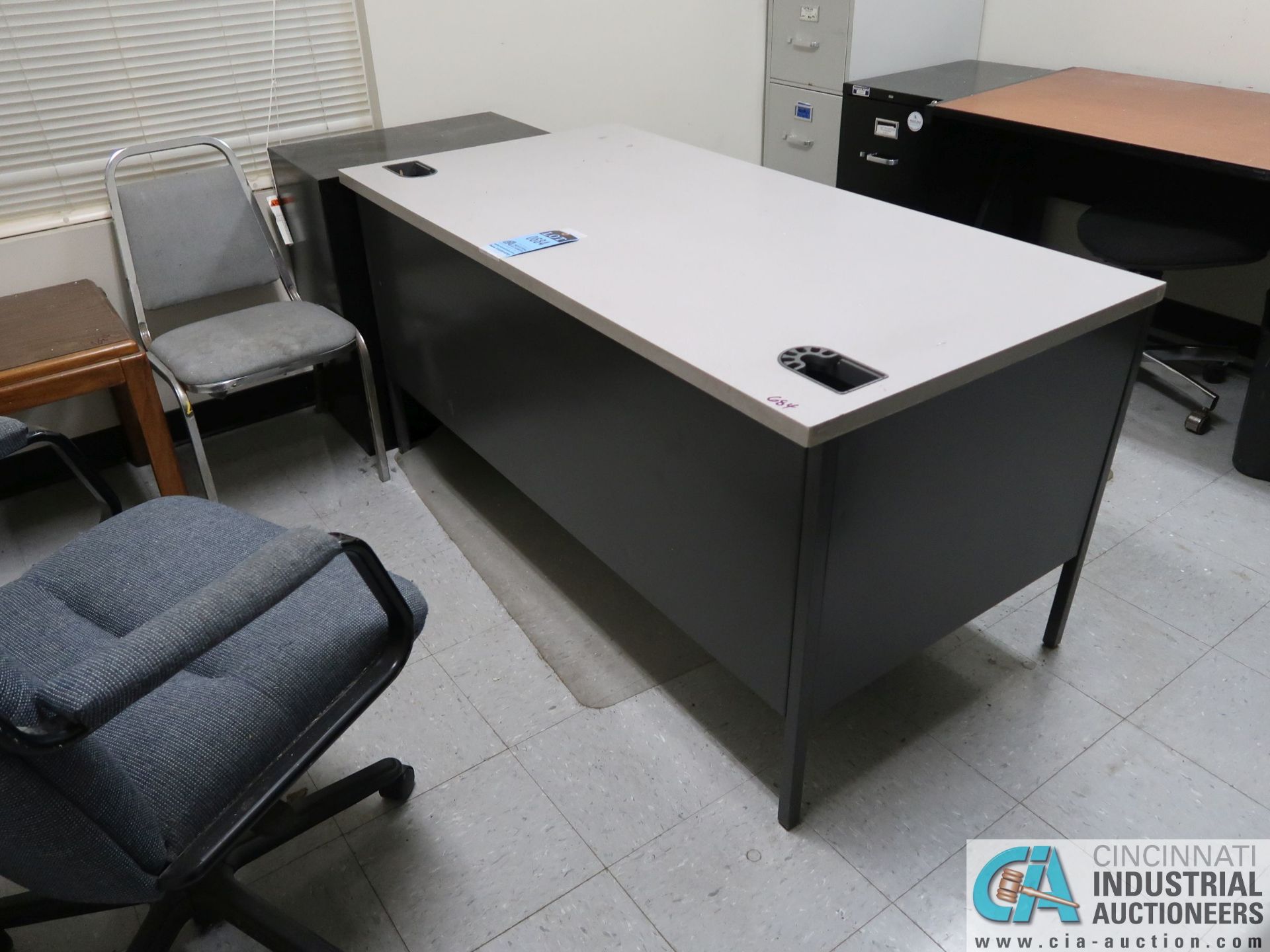 (LOT) DESKS, FILE CABINETS & CHAIRS - Image 5 of 6