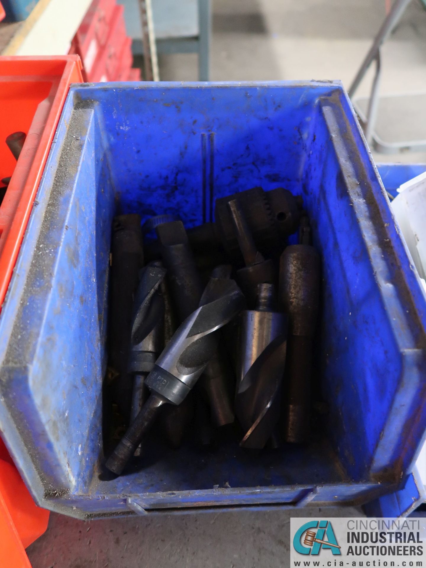 (LOT) MISCELLANEOUS INDEXABLE TOOLING DISPENSERS WITH DRILLS, TAPS, END MILLS AND HARDWARE - Image 13 of 18