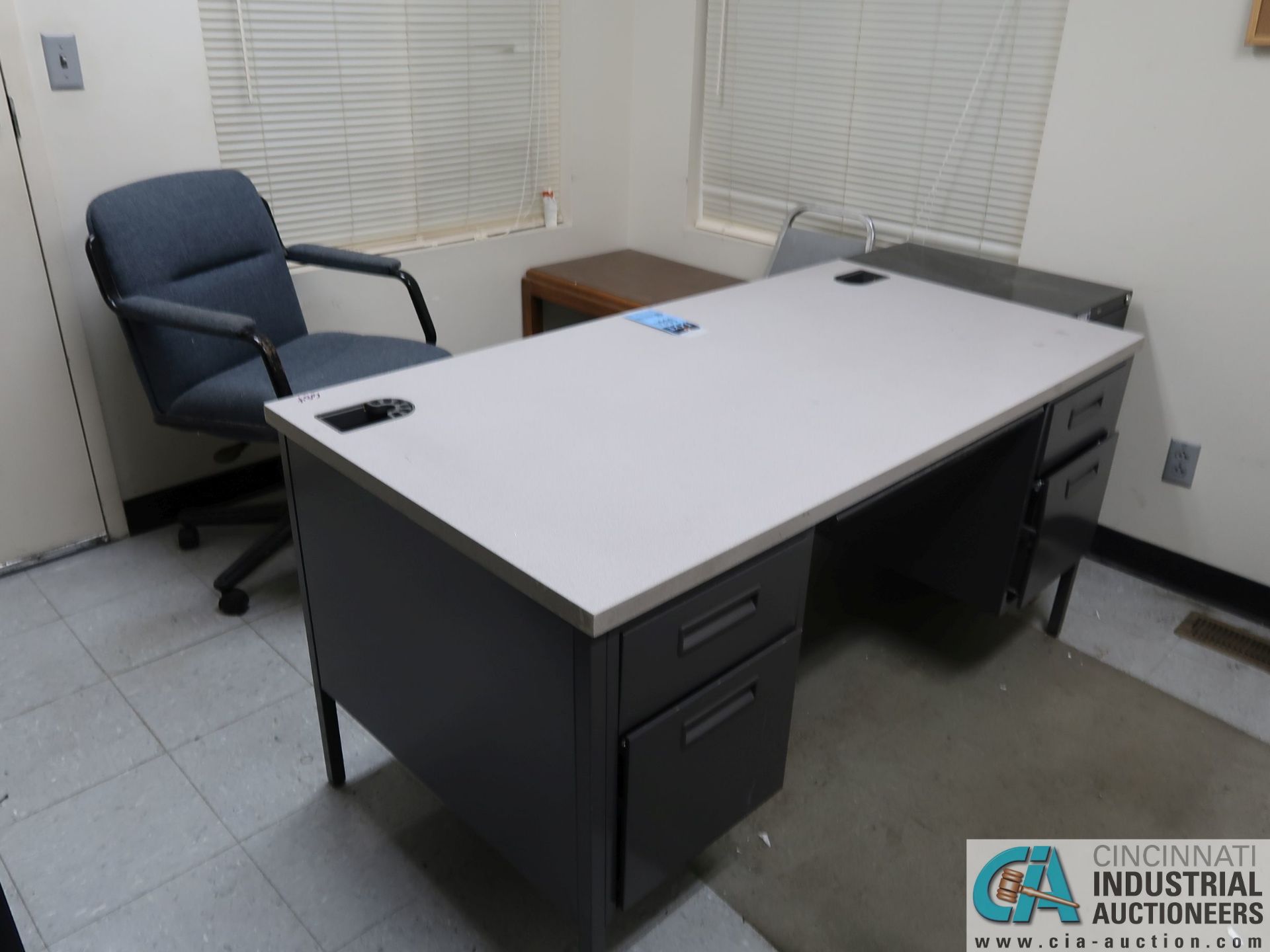 (LOT) DESKS, FILE CABINETS & CHAIRS - Image 2 of 6