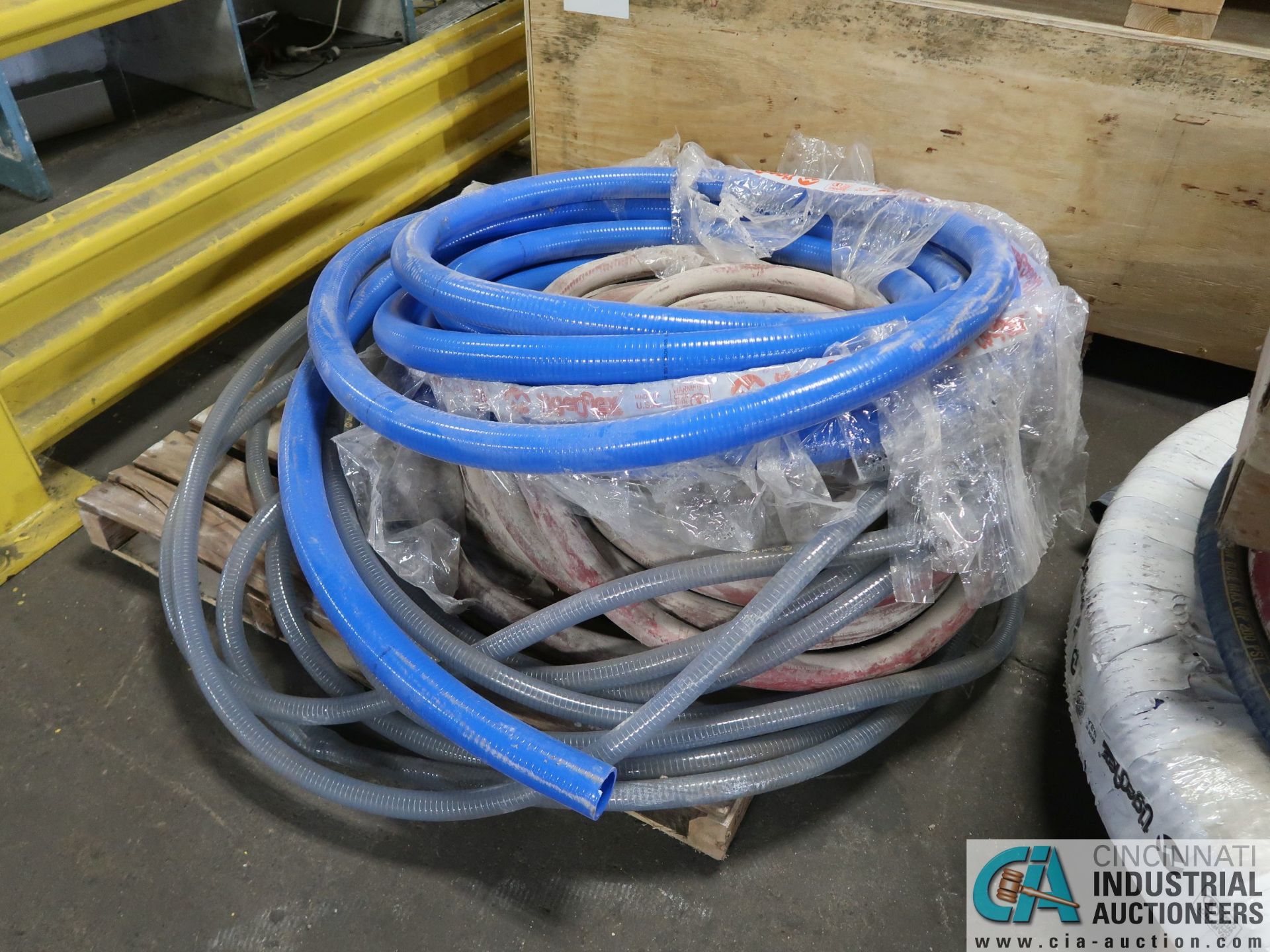 (2) SKIDS AND (1) TUB MISCELLANEOUS HOSE - Image 4 of 4