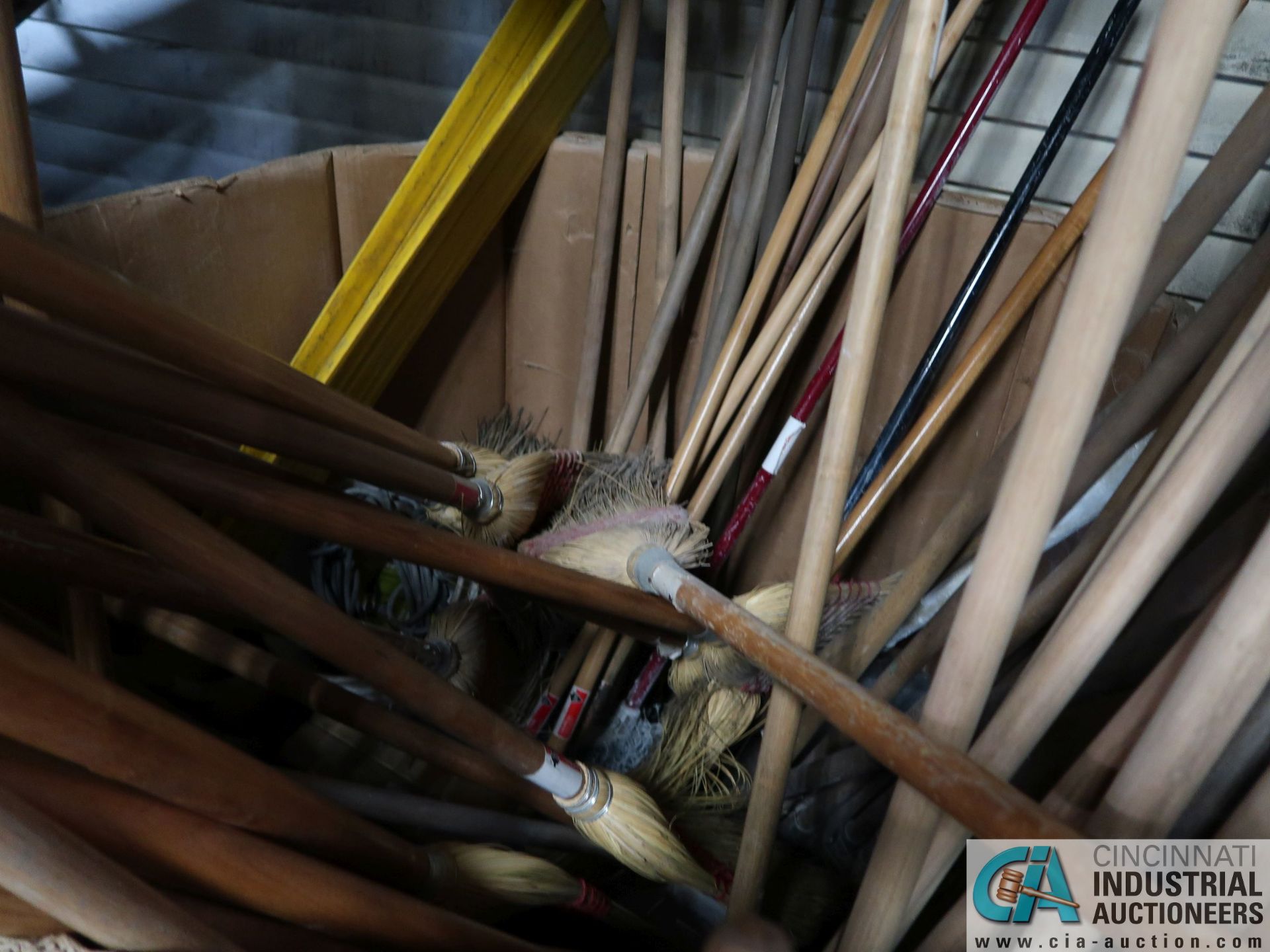 GAYLORDS MISCELLANEOUS BROOMS, SHOVELS AND SQUEEGEES - Image 4 of 5