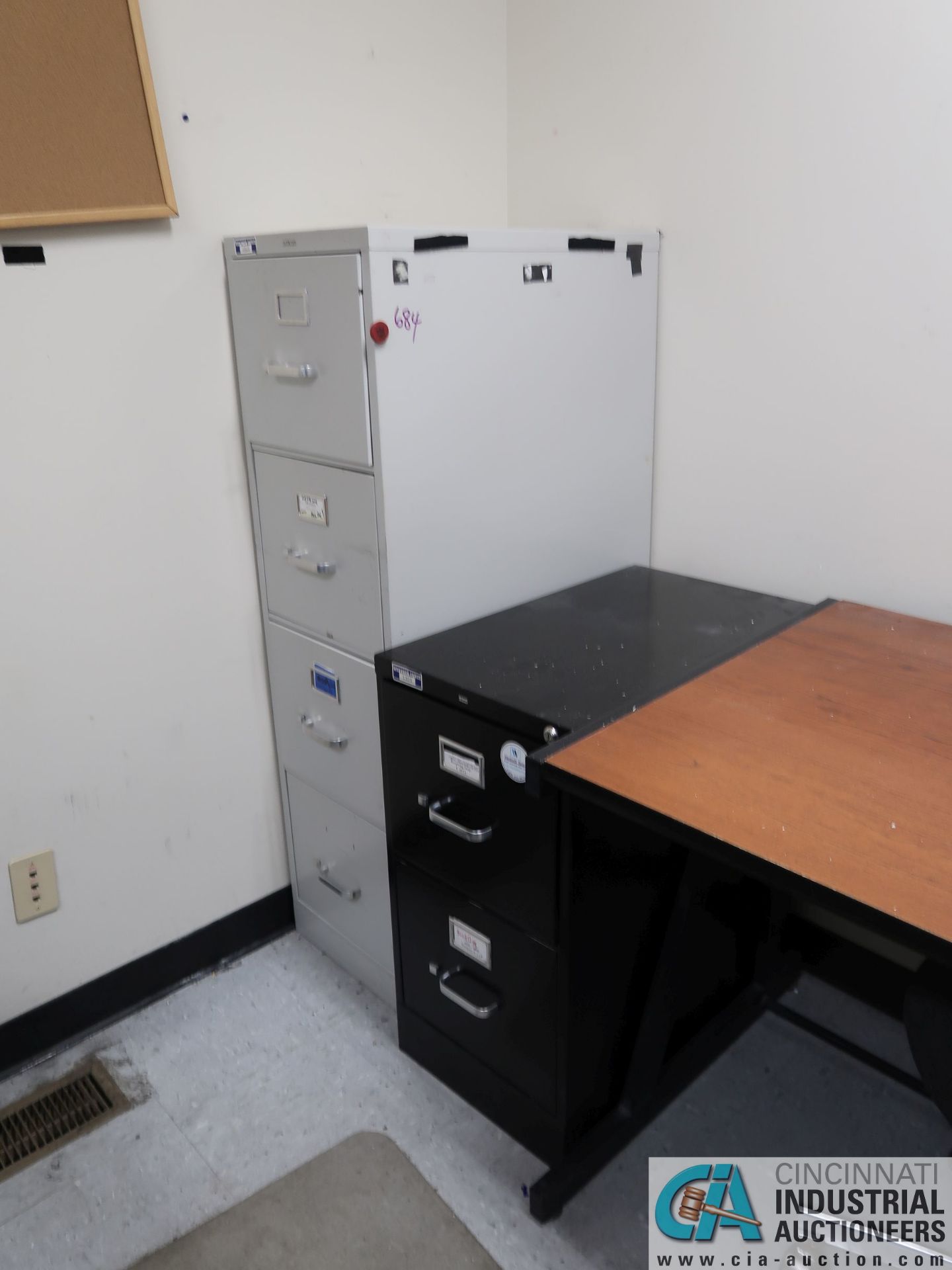 (LOT) DESKS, FILE CABINETS & CHAIRS - Image 3 of 6