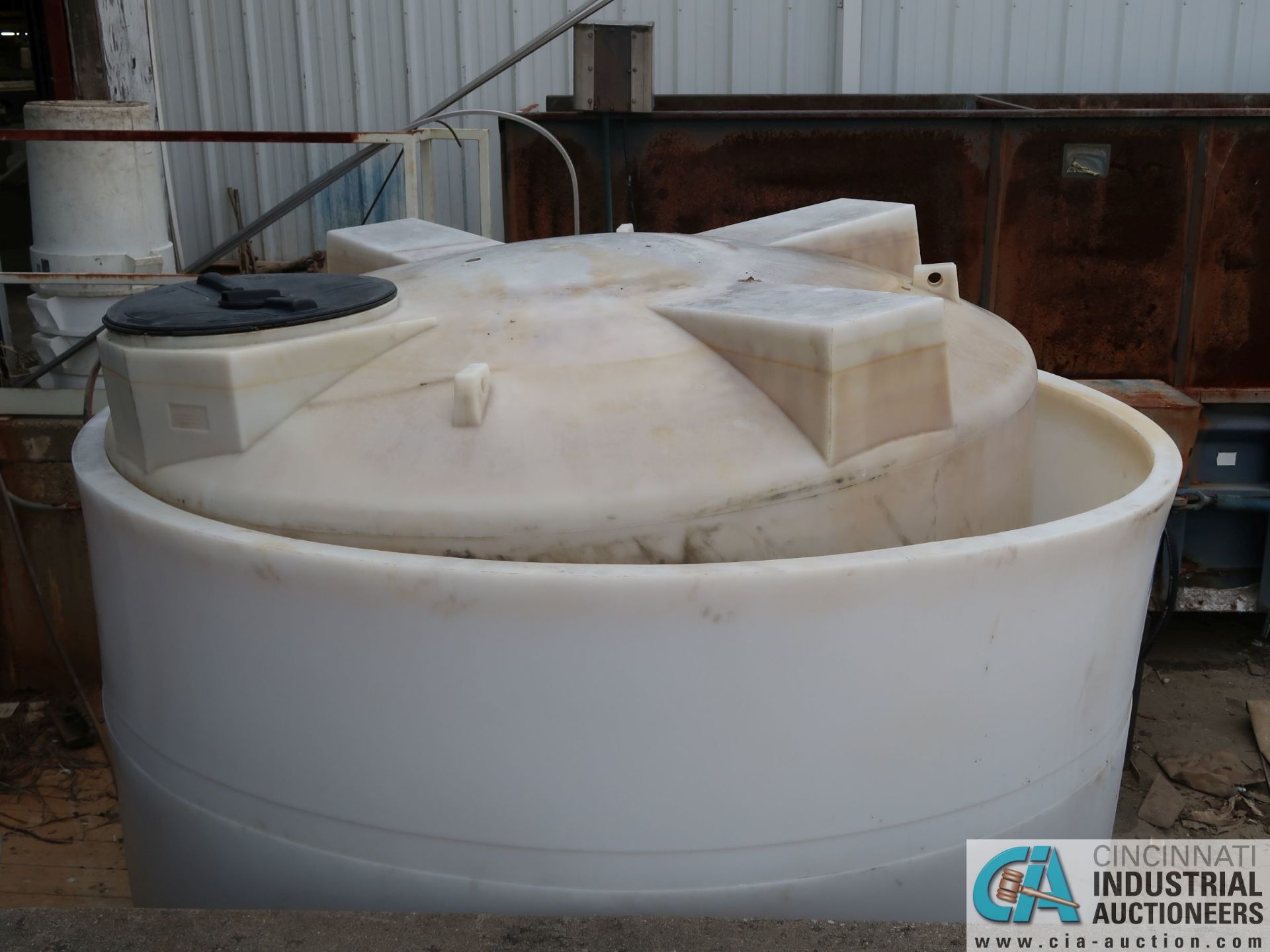 1,250 GALLON HEAVY DUTY PLASTIC TANK WITH SPILL TANK - Image 2 of 3