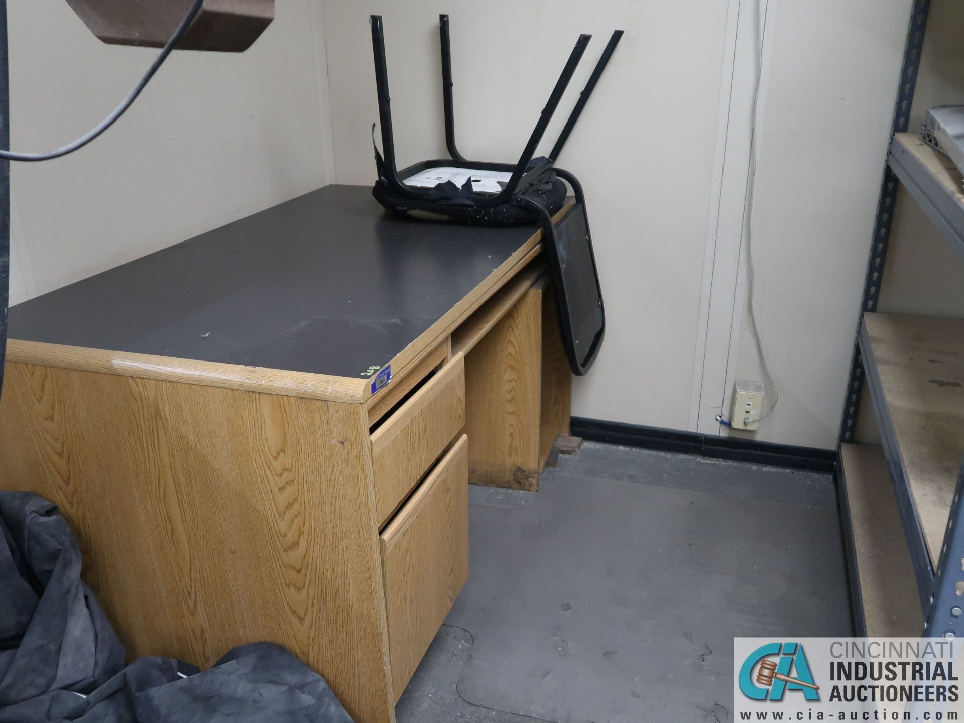 (LOT) MISCELLANEOUS DESKS, FILE CABINETS AND SHELVING **NO AC UNIT** - Image 5 of 5