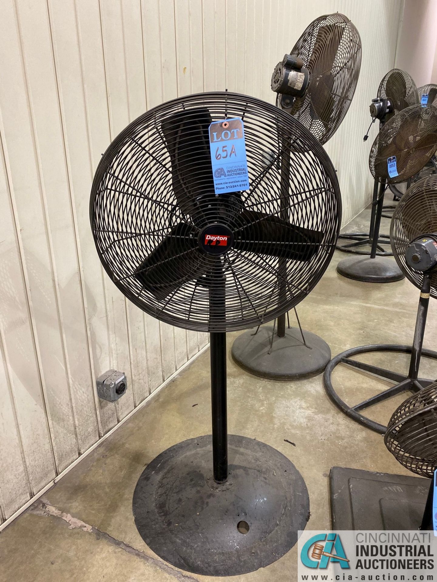 24" DIA. PEDESTAL AIR CIRCULATOR