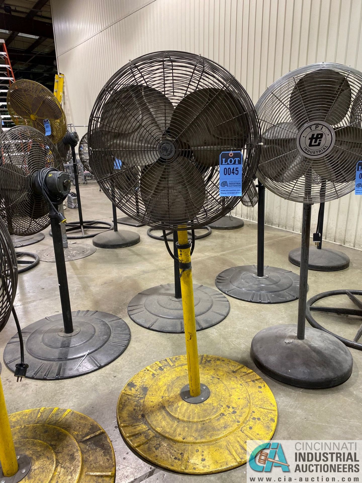 24" DIA. PEDESTAL AIR CIRCULATOR