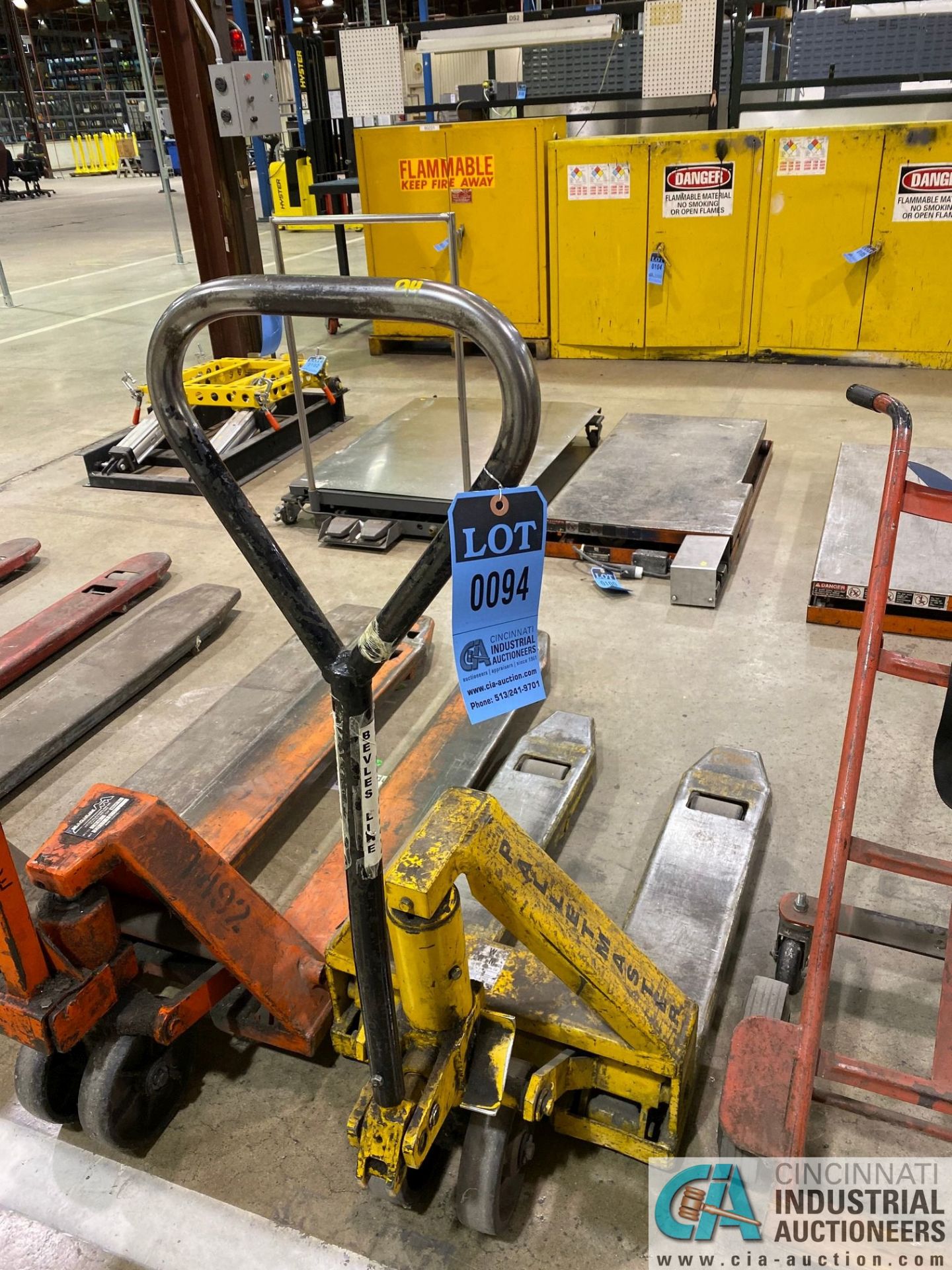 5,500 LB SHORT FORK PALLET TRUCK