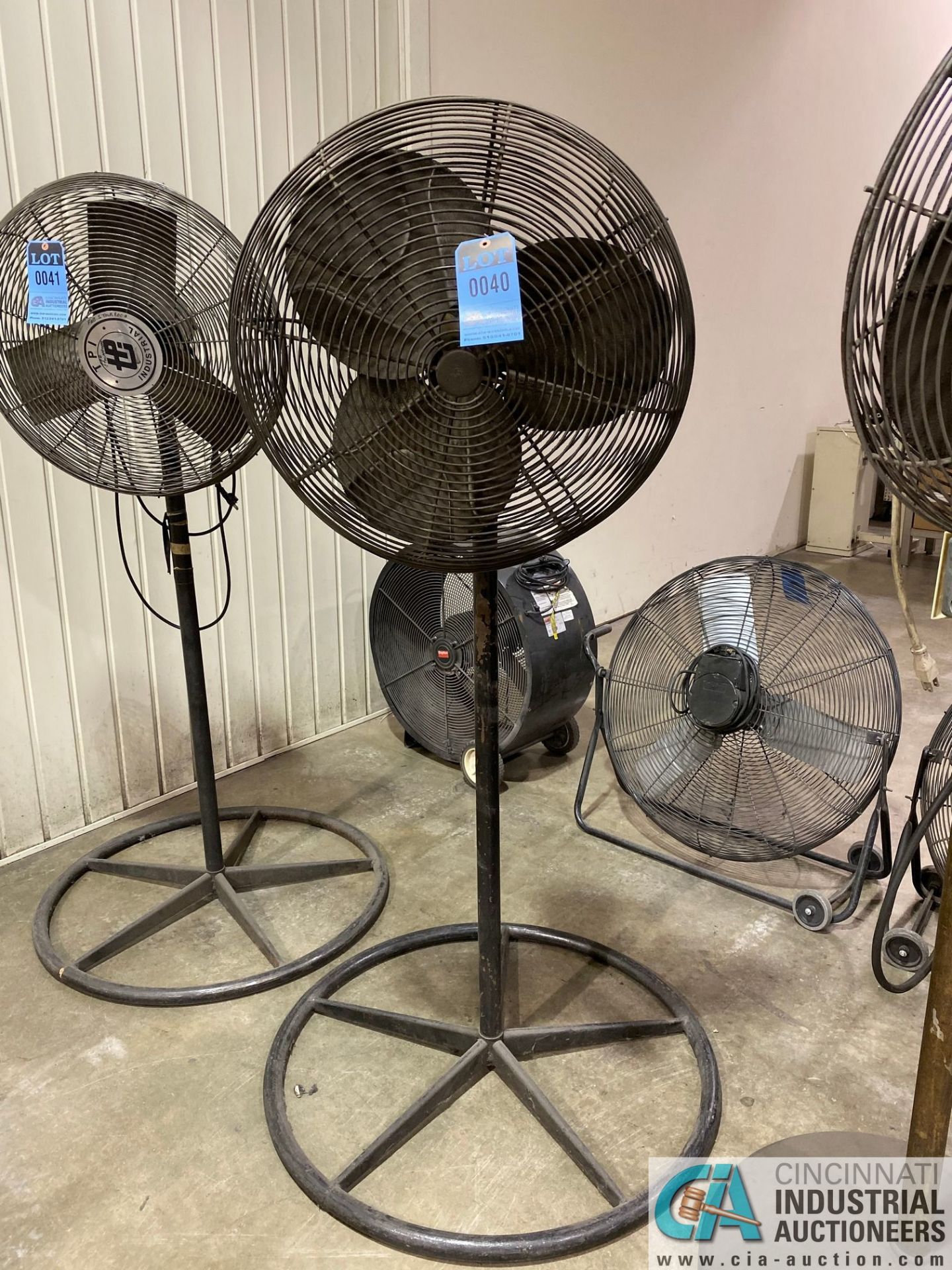 24" DIA. PEDESTAL AIR CIRCULATOR