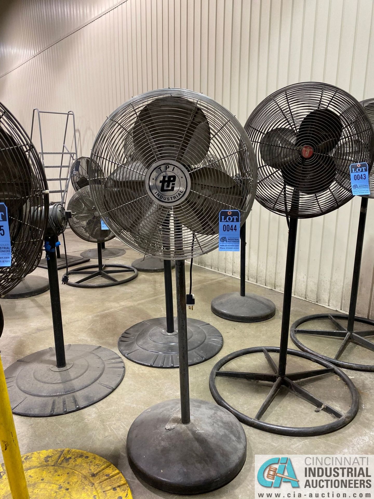 24" DIA. PEDESTAL AIR CIRCULATOR