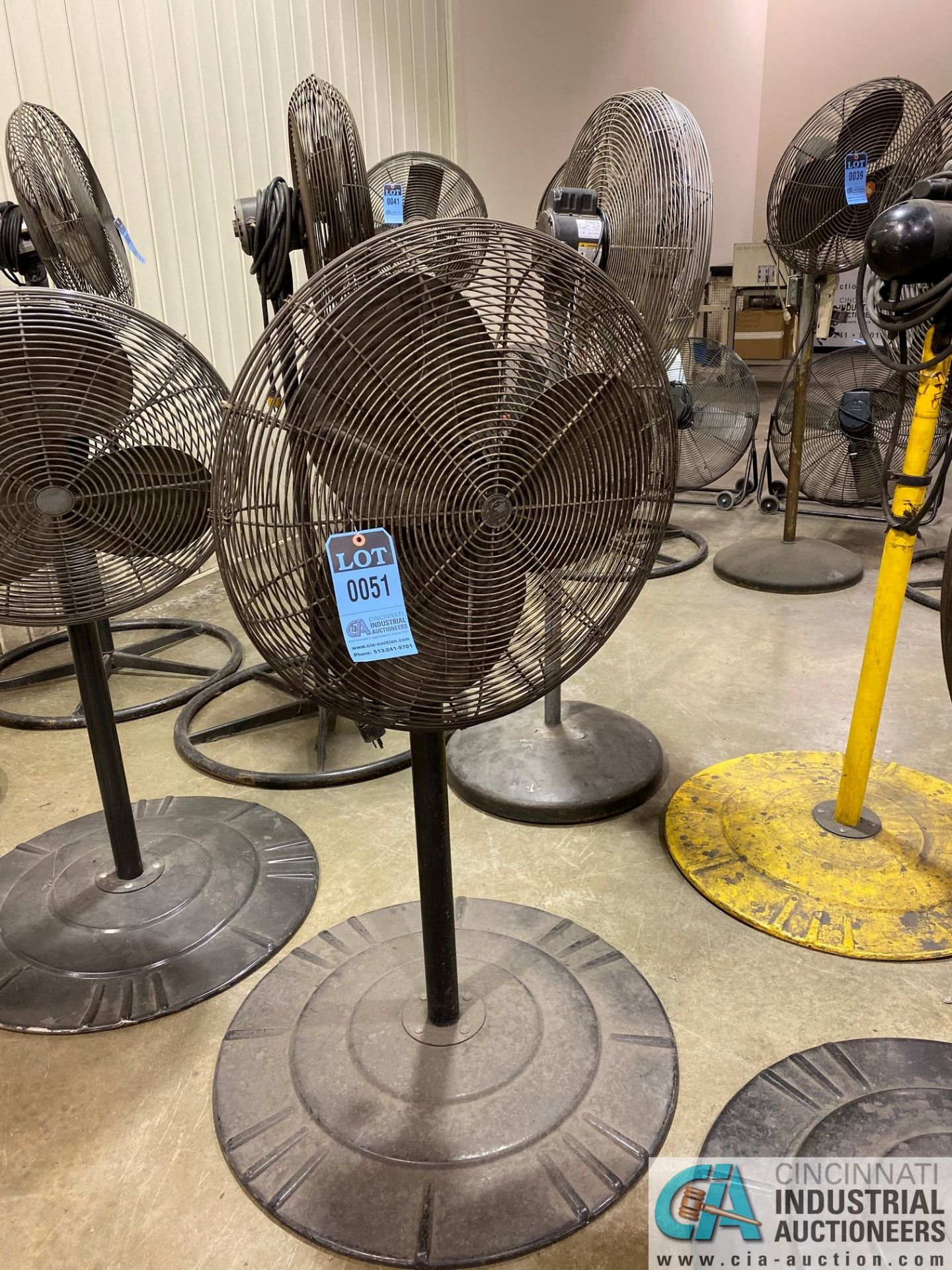 24" DIA. PEDESTAL AIR CIRCULATOR