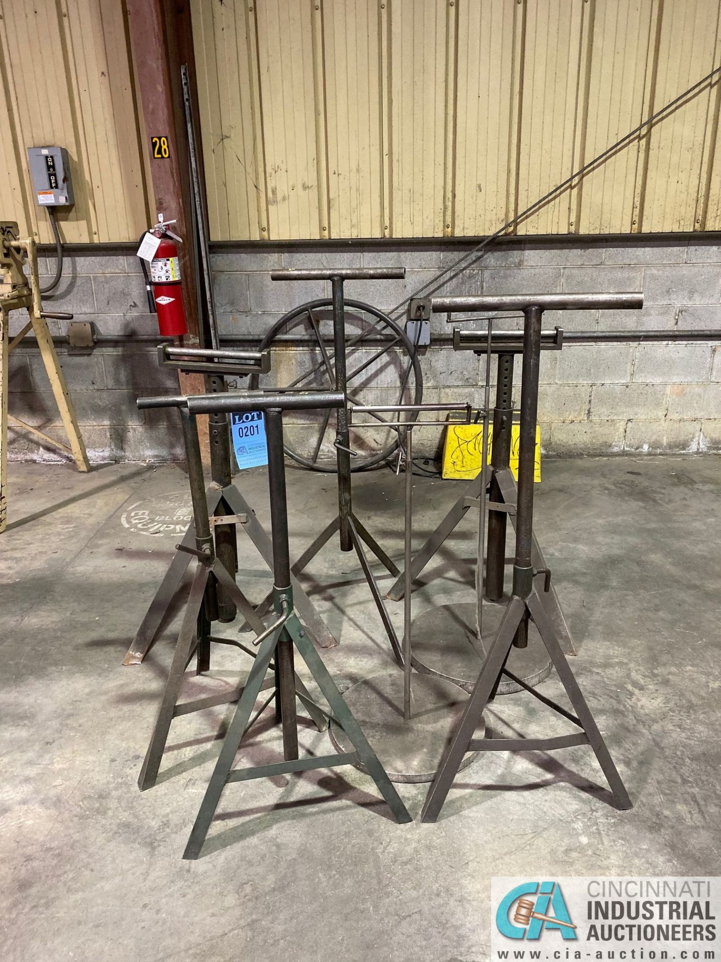 (LOT) STEEL ADJUSTABLE HEIGHT STANDS