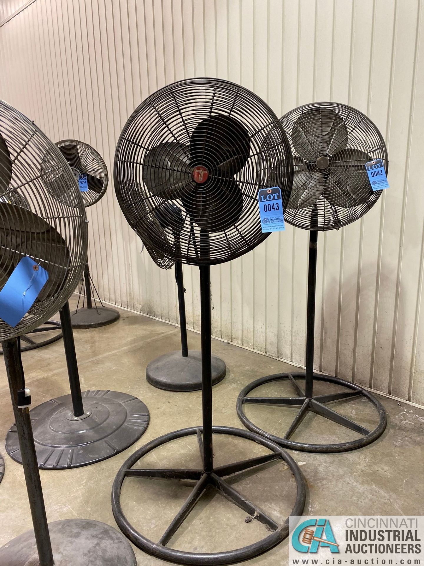 24" DIA. PEDESTAL AIR CIRCULATOR