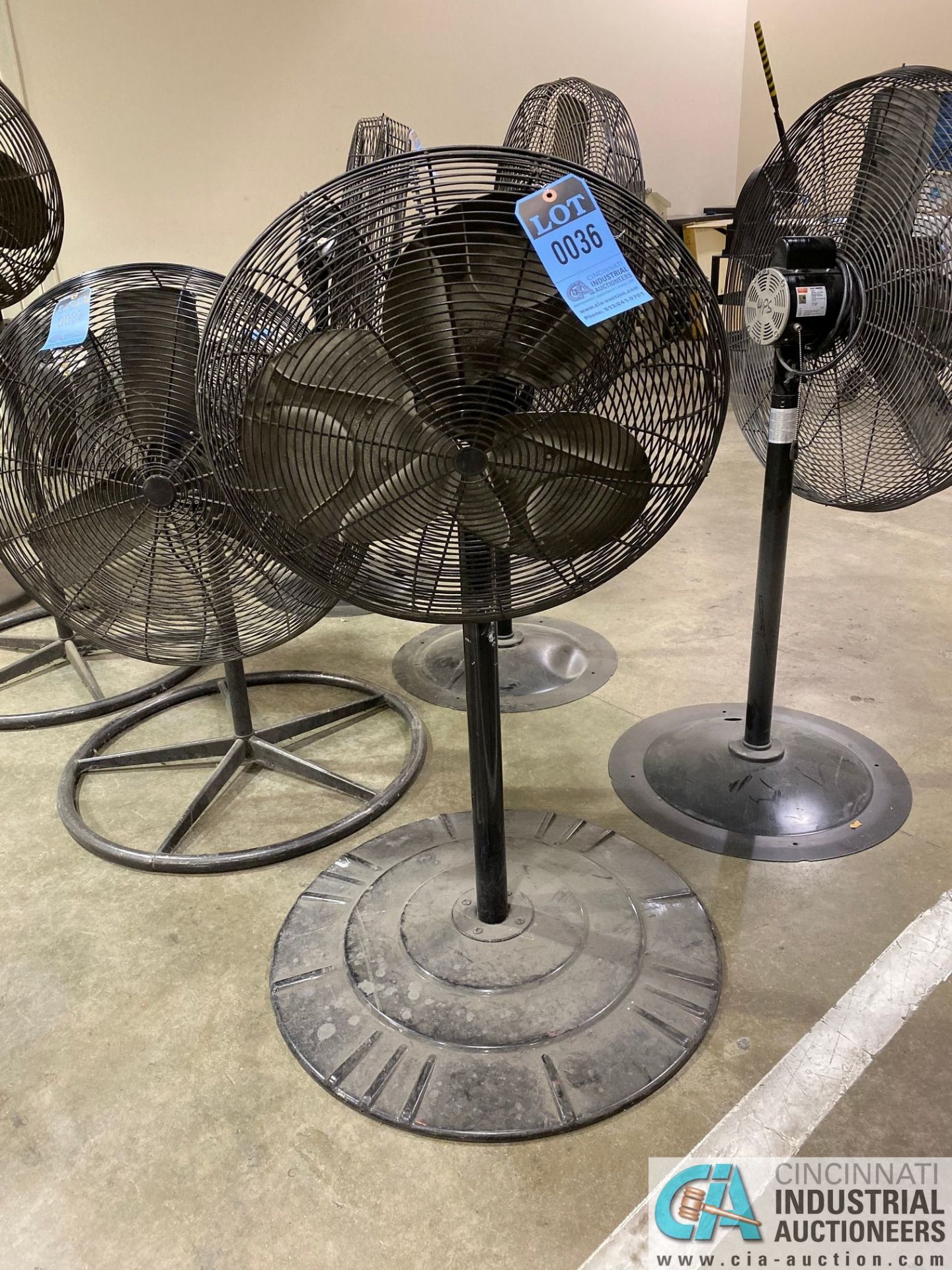 30" DIA. PEDESTAL AIR CIRCULATOR