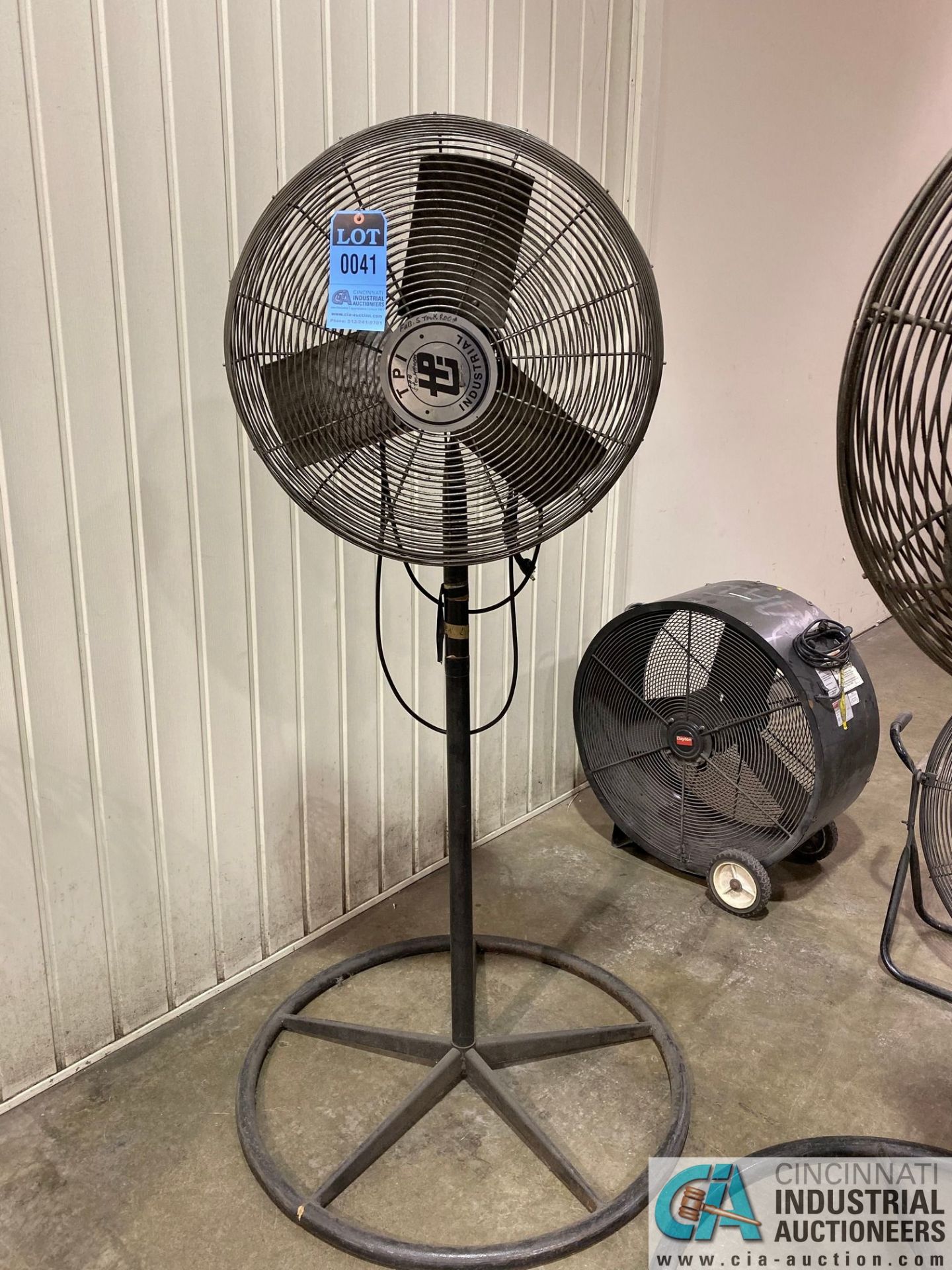 24" DIA. PEDESTAL AIR CIRCULATOR