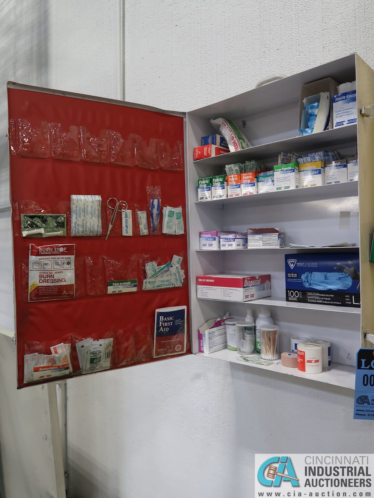 GREEN GUARD WALL MOUNT FIRST AID CABINET - Image 2 of 2