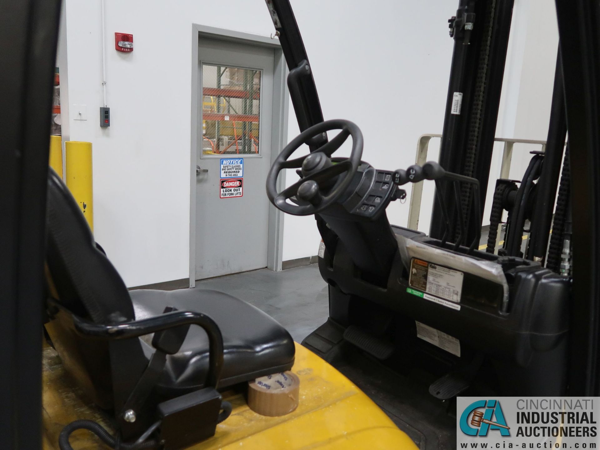 5,000 LB. YALE MODEL GLC050LX LP GAS SOLID NON-MARKING TIRE THREE-STAGE LIFT TRUCK; S/N - Image 6 of 8