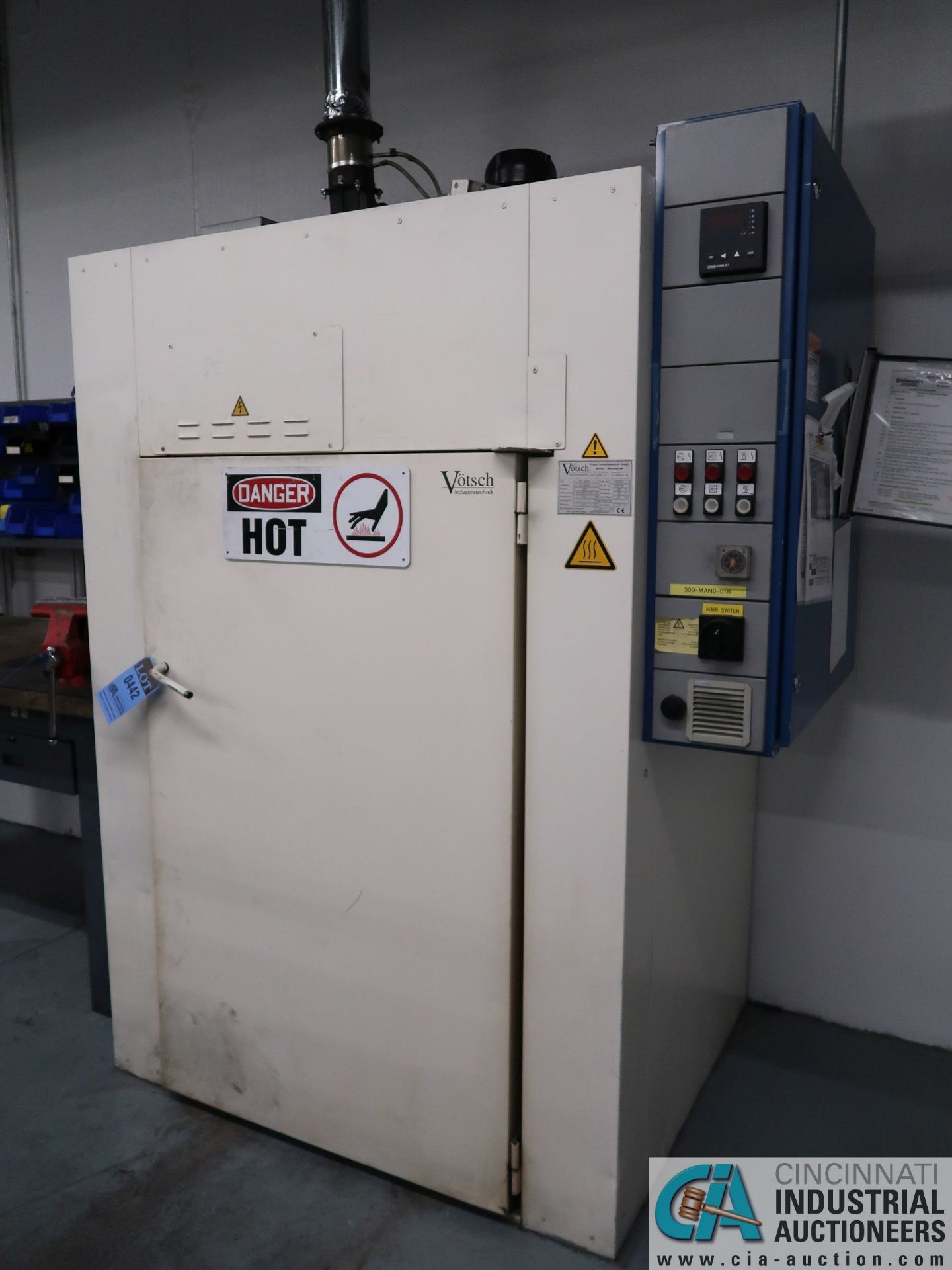 VOTSCH MODEL NTL75/125 BATCH OVEN; S/N 527256/1, 250 DEGREE CELSIUS, 30" WIDE X 32" DEEP X 52" - Image 2 of 5