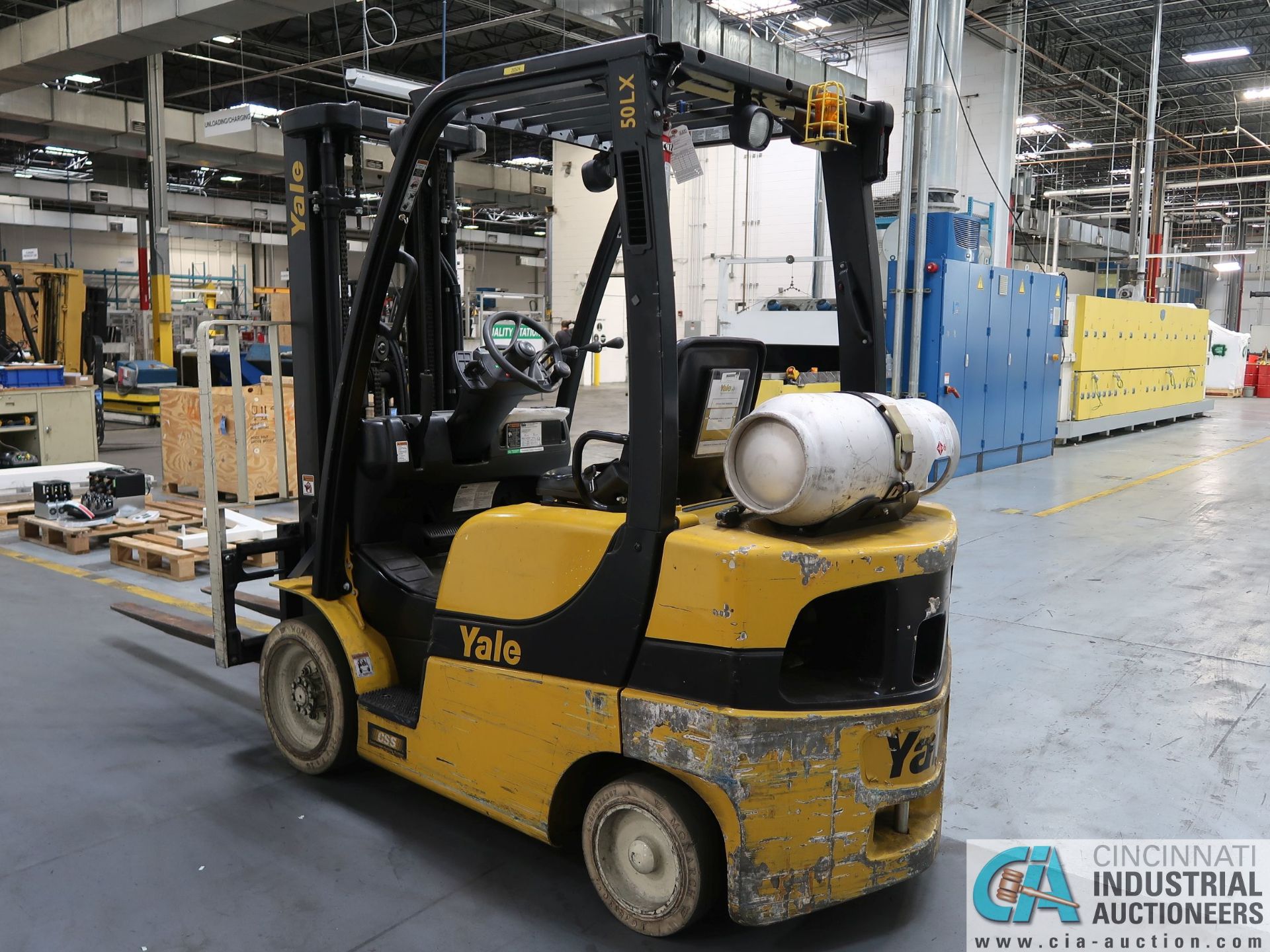 5,000 LB. YALE MODEL GLC050LX LP GAS SOLID NON-MARKING TIRE THREE-STAGE LIFT TRUCK; S/N - Image 5 of 8