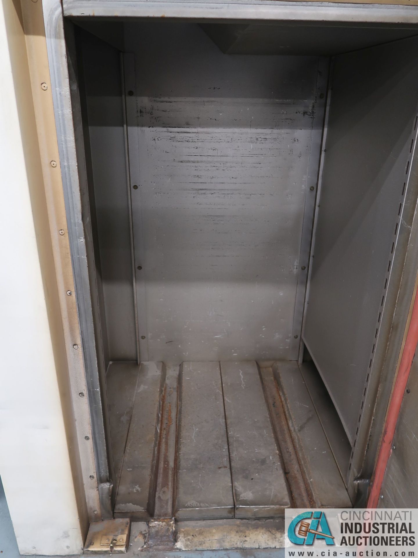 VOTSCH MODEL NTL75/125 BATCH OVEN; S/N 527256/1, 250 DEGREE CELSIUS, 30" WIDE X 32" DEEP X 52" - Image 4 of 5