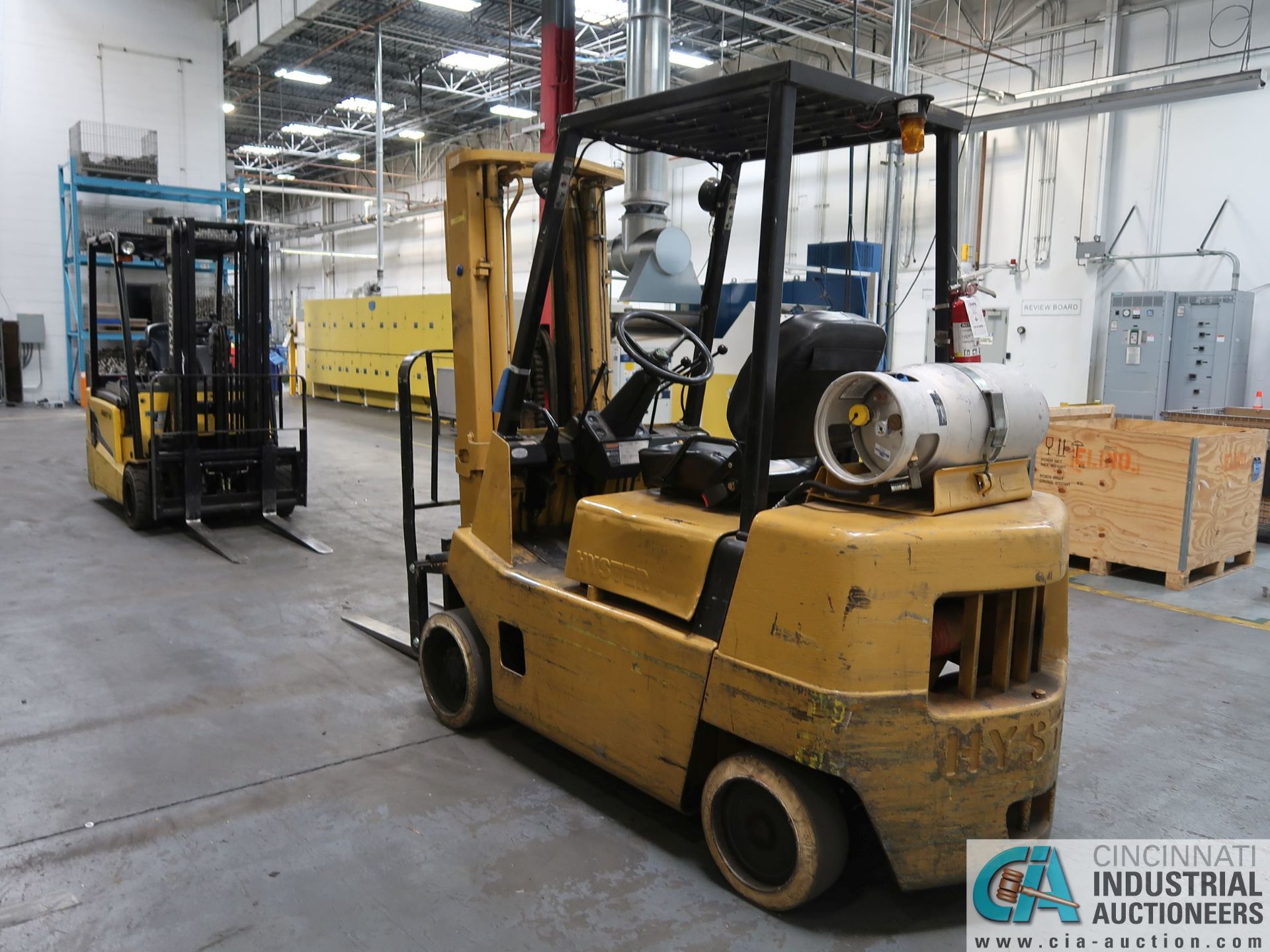 5,000 LB. HYSTER MODEL S50XL LP GAS SOLID NON-MARKING TIRE THREE-STAGE MAST LIFT TRUCK; S/N - Image 3 of 6