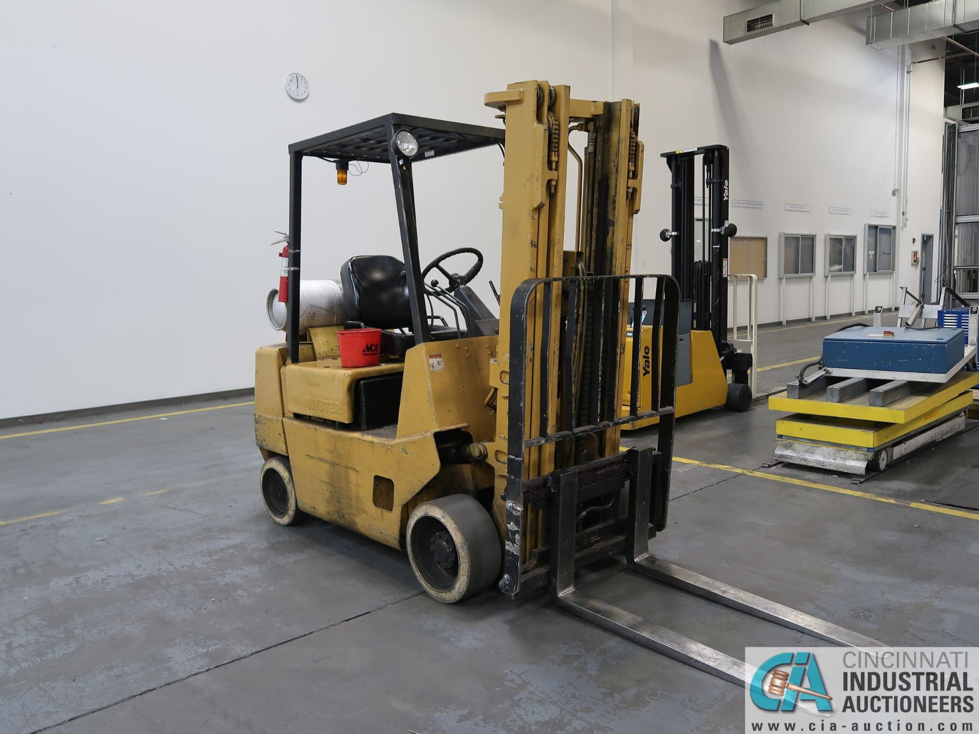 5,000 LB. HYSTER MODEL S50XL LP GAS SOLID NON-MARKING TIRE THREE-STAGE MAST LIFT TRUCK; S/N - Image 2 of 6