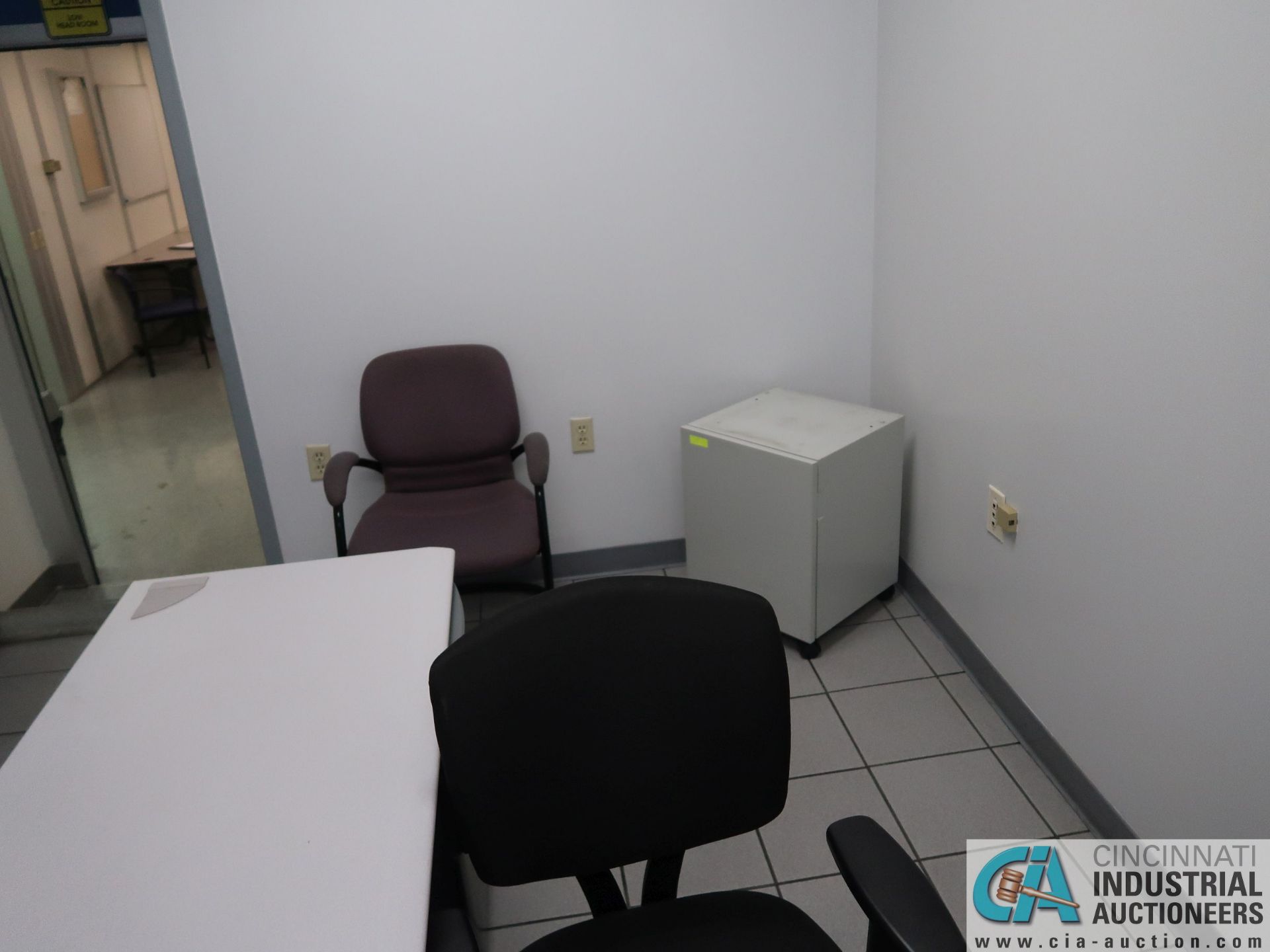 (LOT) DESKS, CHAIRS, AND CABINET IN HALLWAY - Image 2 of 3