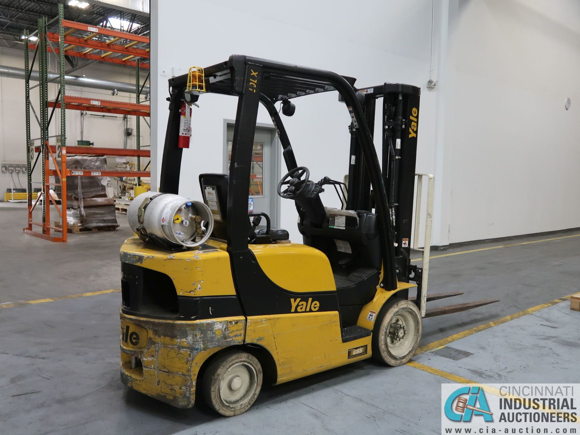 5,000 LB. YALE MODEL GLC050LX LP GAS SOLID NON-MARKING TIRE THREE-STAGE LIFT TRUCK; S/N - Image 4 of 8