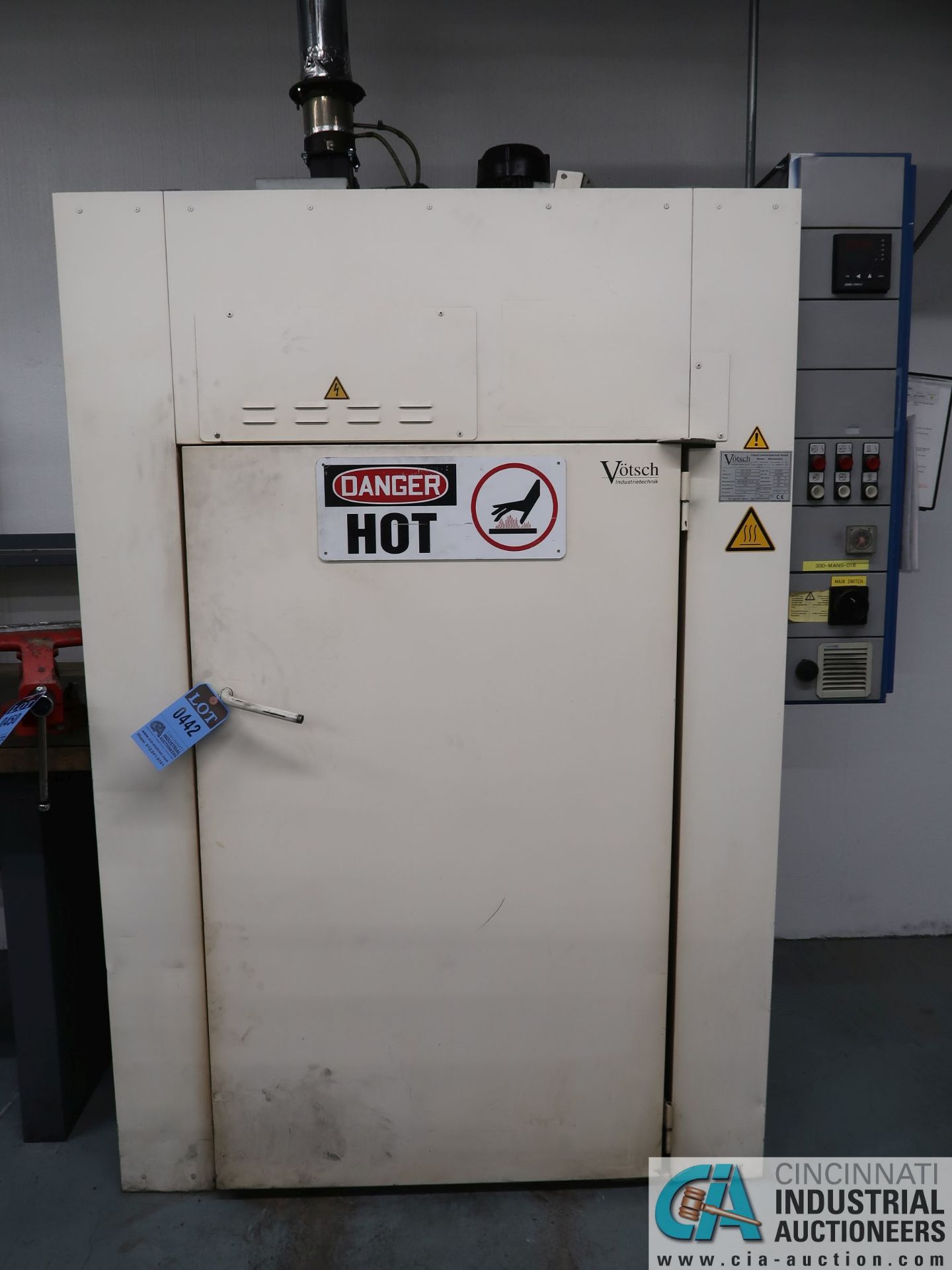 VOTSCH MODEL NTL75/125 BATCH OVEN; S/N 527256/1, 250 DEGREE CELSIUS, 30" WIDE X 32" DEEP X 52"