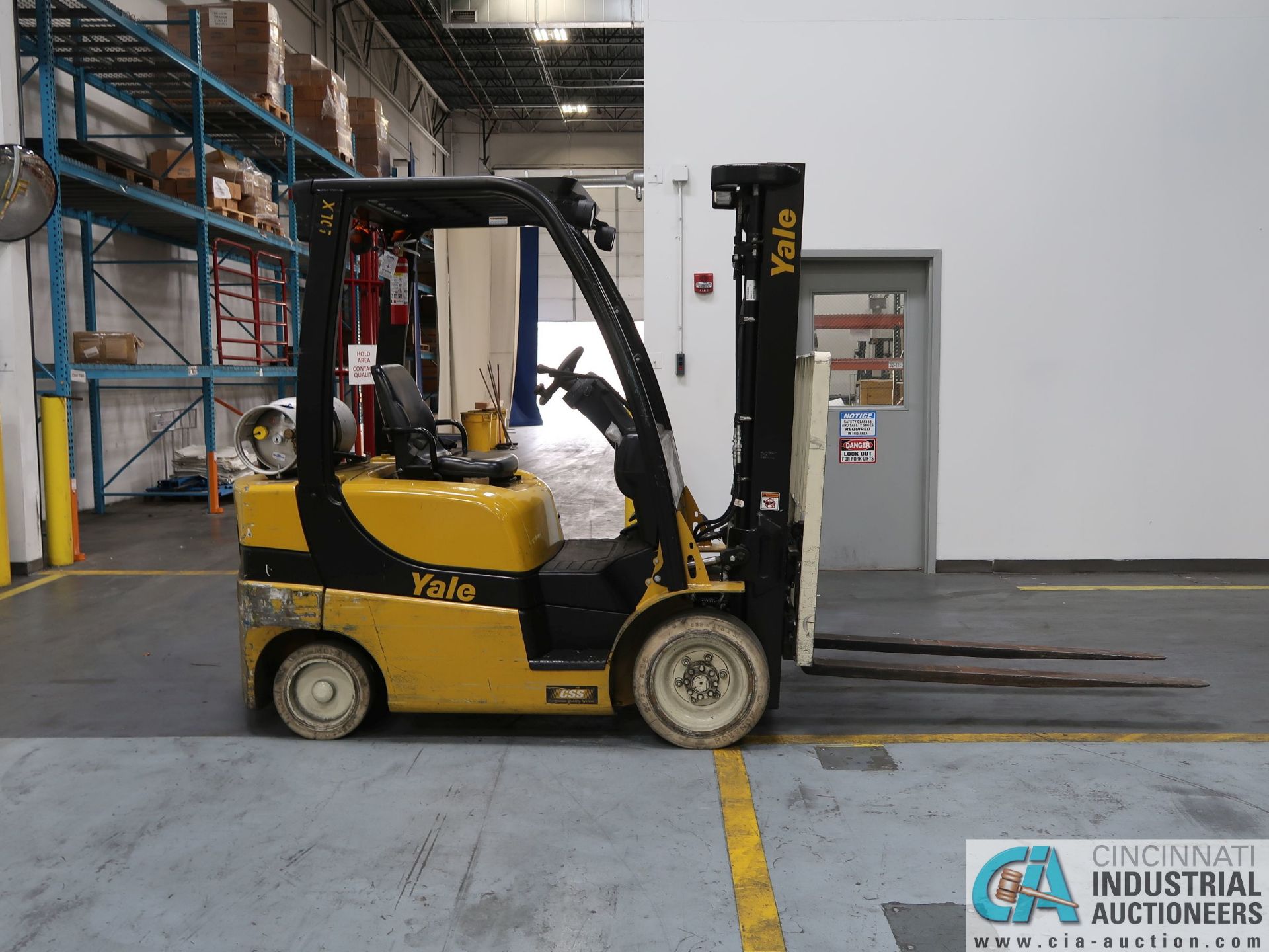 5,000 LB. YALE MODEL GLC050LX LP GAS SOLID NON-MARKING TIRE THREE-STAGE LIFT TRUCK; S/N - Image 3 of 8