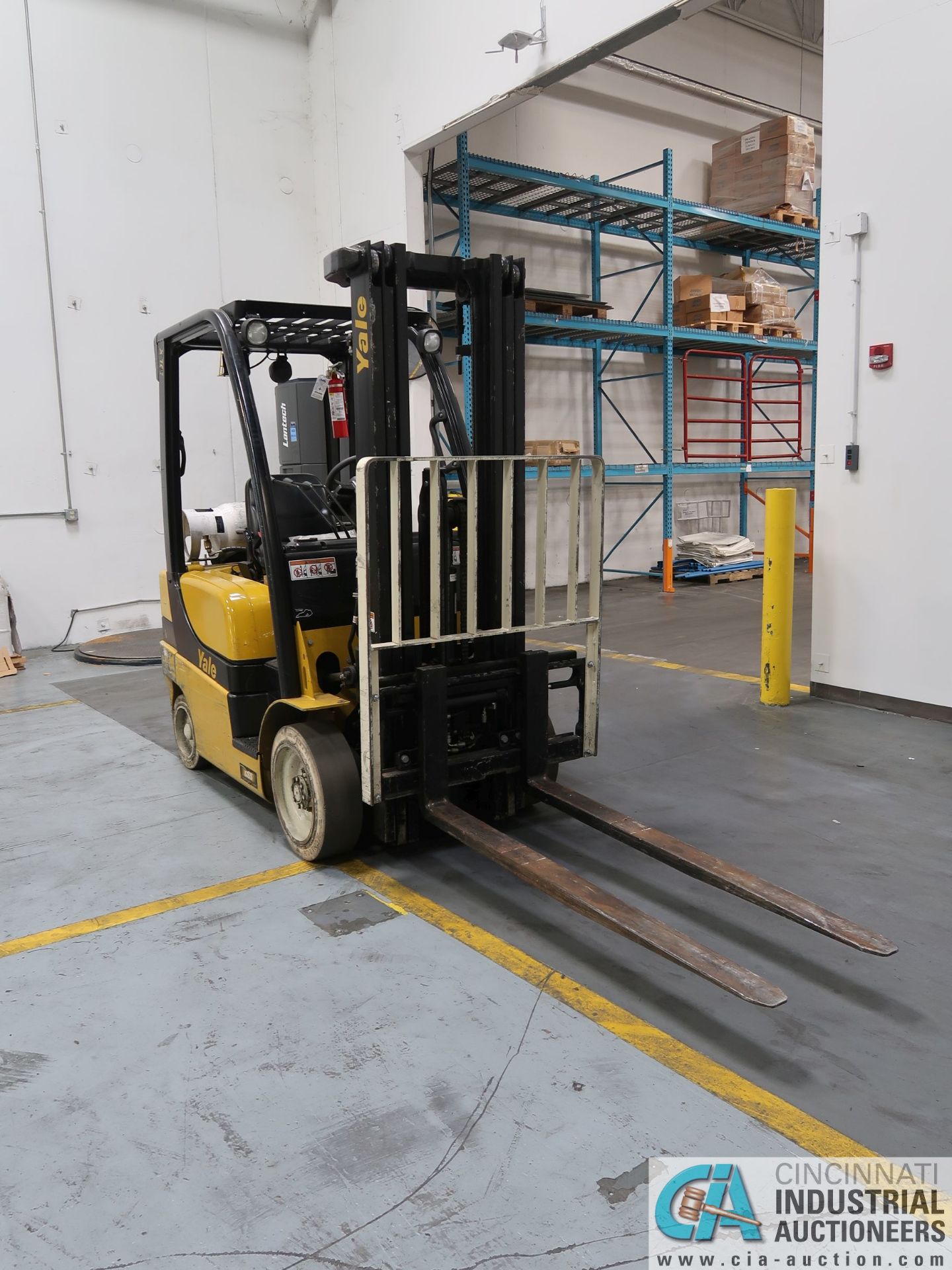 5,000 LB. YALE MODEL GLC050LX LP GAS SOLID NON-MARKING TIRE THREE-STAGE LIFT TRUCK; S/N - Image 2 of 8