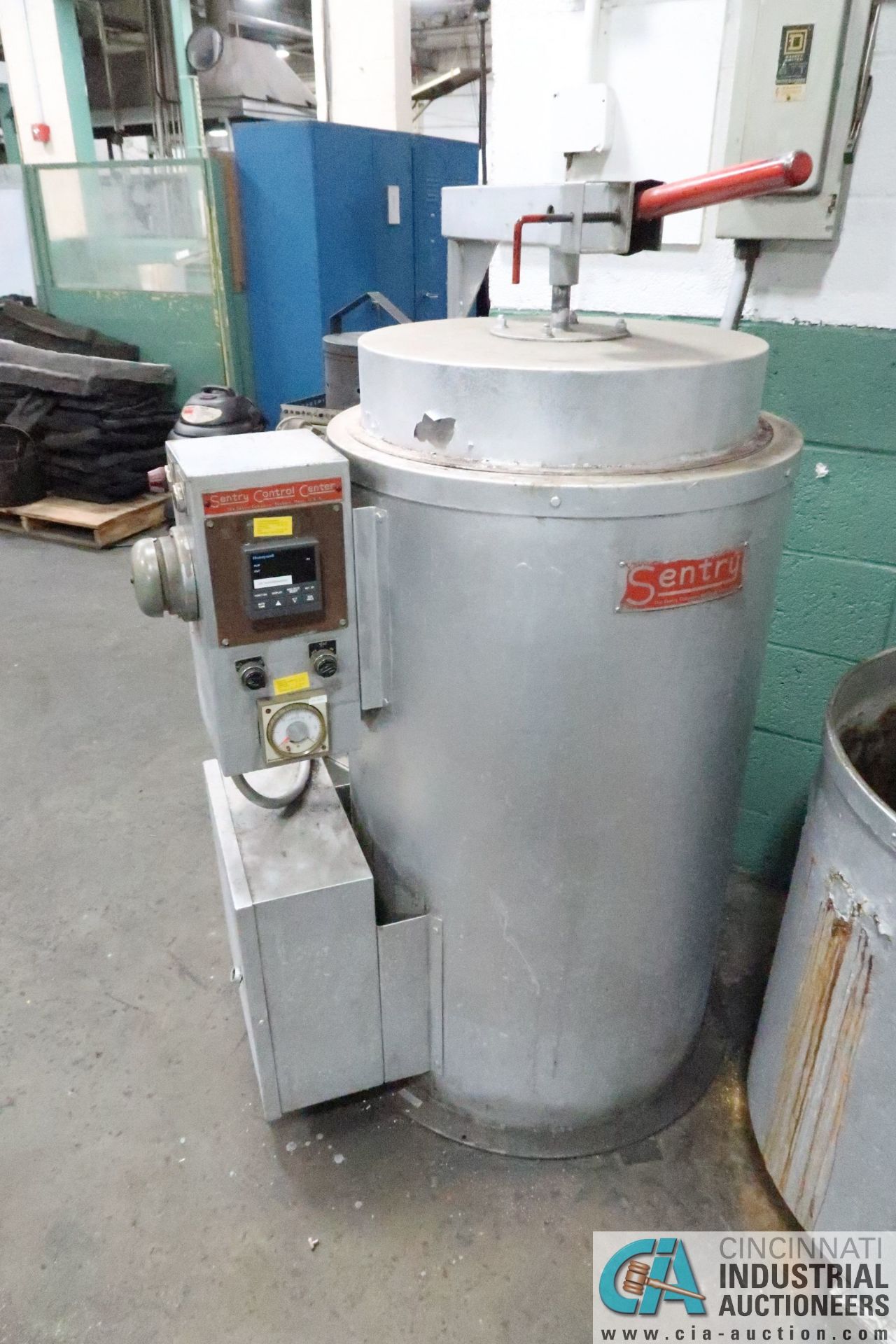 SENTRY HEAT TREAT FURNACE; S/N CA48143, HEAT CHAMBER, 12" DIA. X 16" DEEP - Loading fee due - Image 3 of 5