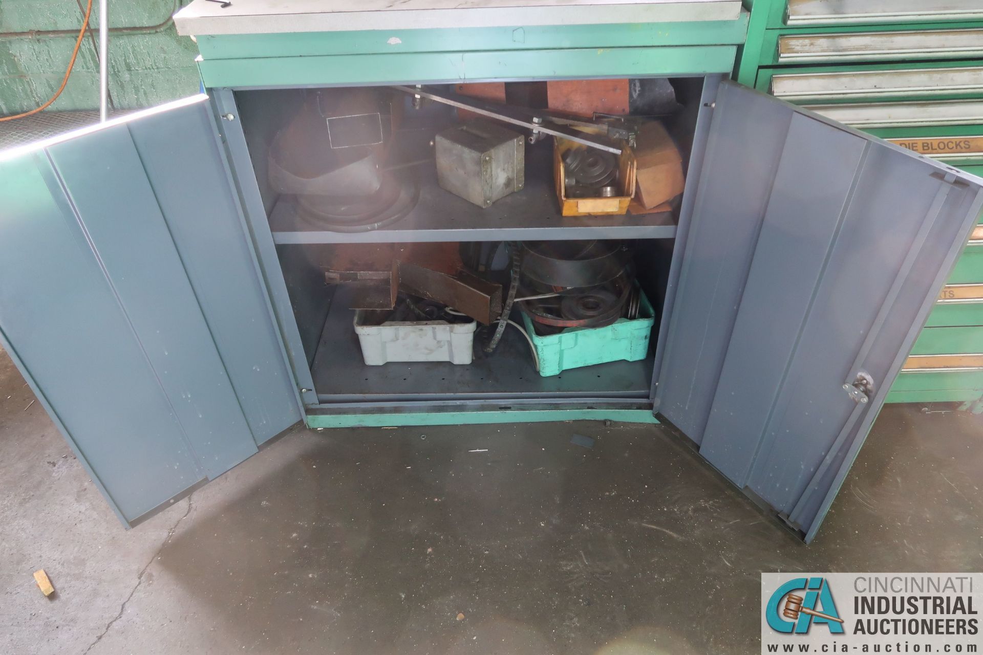 2-DOOR CABINET WITH MISC. MACHINE PARTS - Loading fee due the "ERRA" Pedowitz