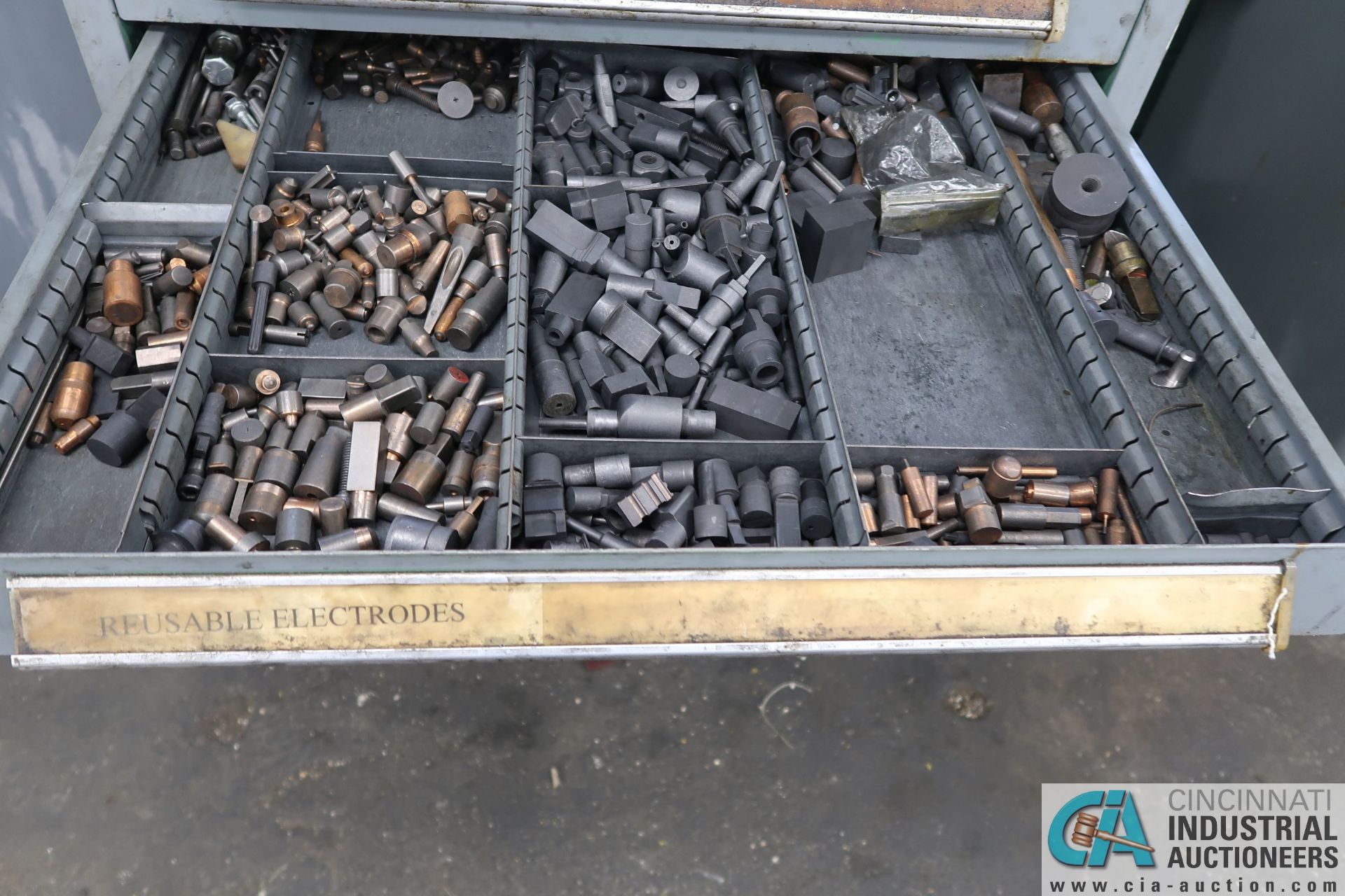 7-DRAWER TOOLING CABINET WITH CONTENTS - TOOLING AND HARDWARE - Image 3 of 8