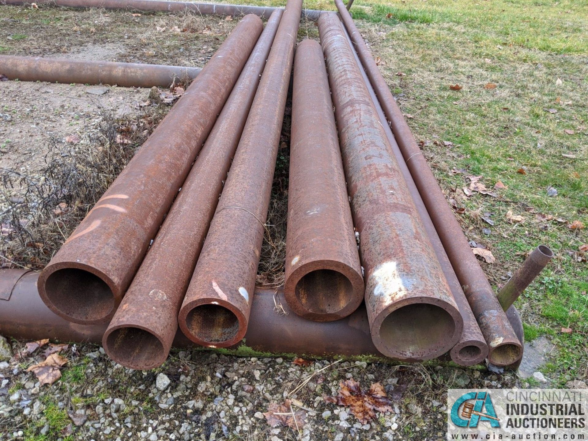 (LOT) LARGE QUANTITY OF STEEL PIPE OUT IN YARD - ONLY THAT MARKED WITH ORANGE PAINT, INCLUDES PIPE - Image 5 of 5