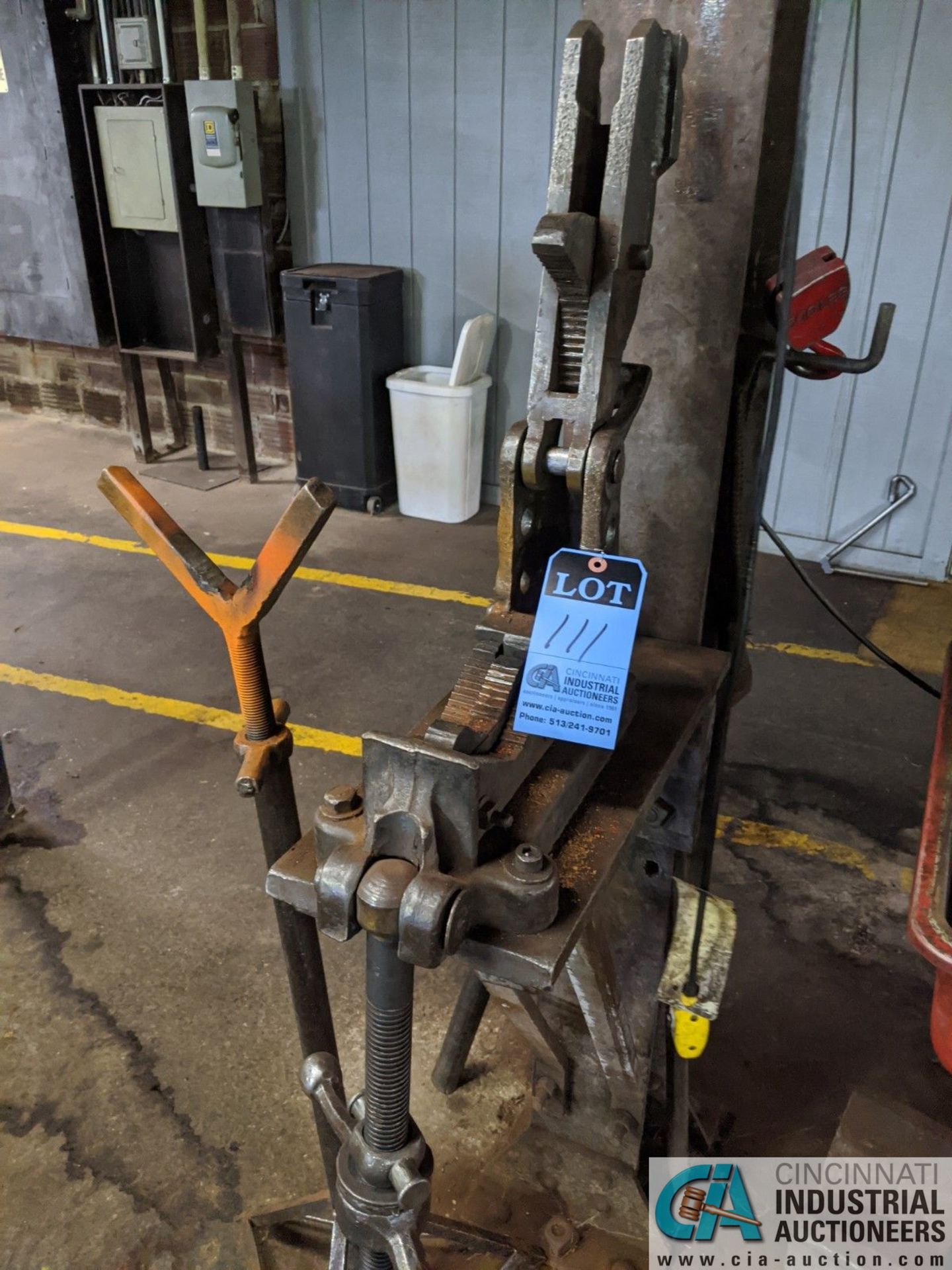 PIPE VISE - UN BOLT FROM PEDESTAL - NOT FROM I-BEAM