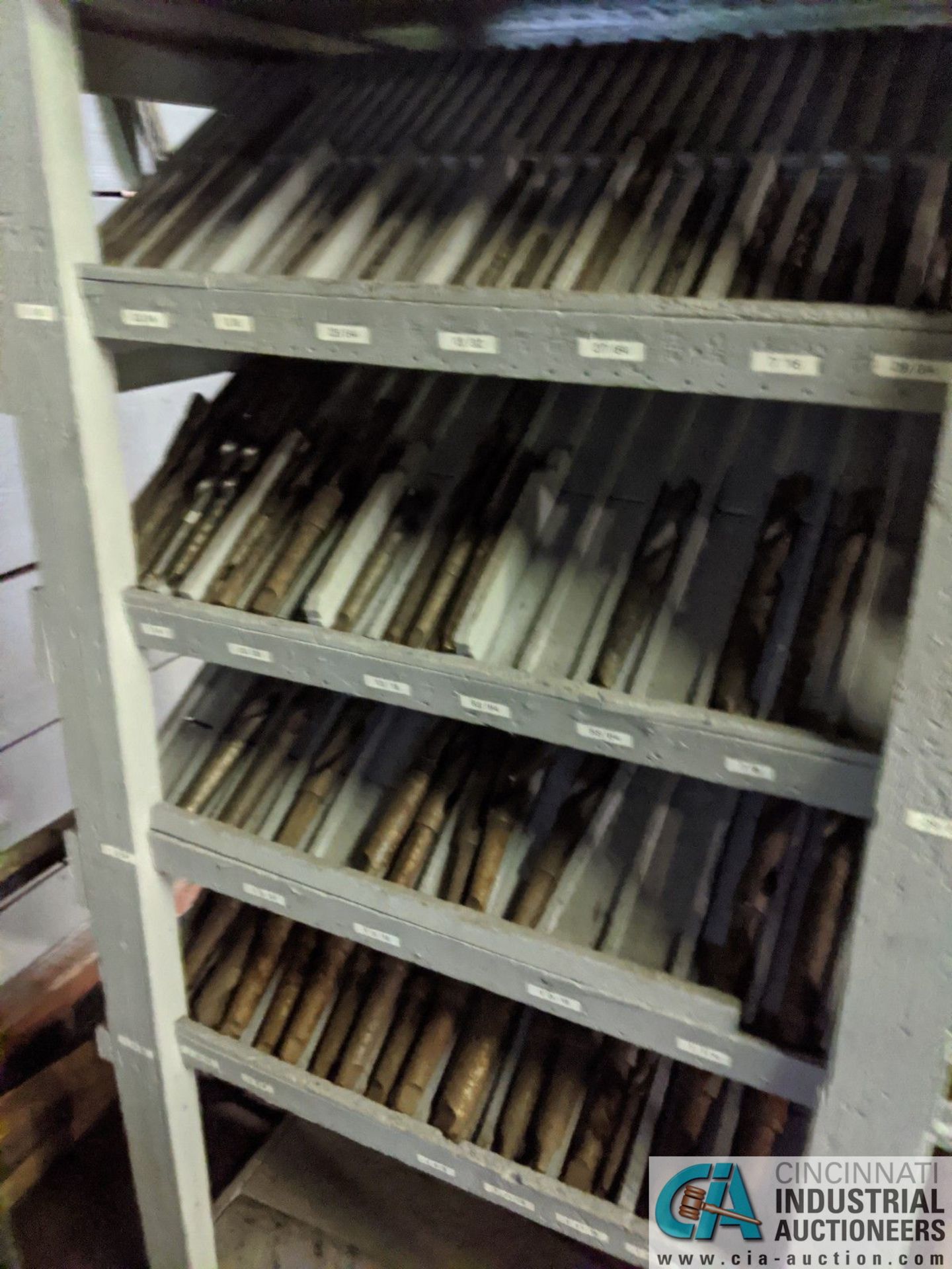 (LOT) LARGE QUANTITY OF HS DRILLS AND REAMERS IN WOOD RACK, MOSTLY MORSE TAPER - Image 4 of 8