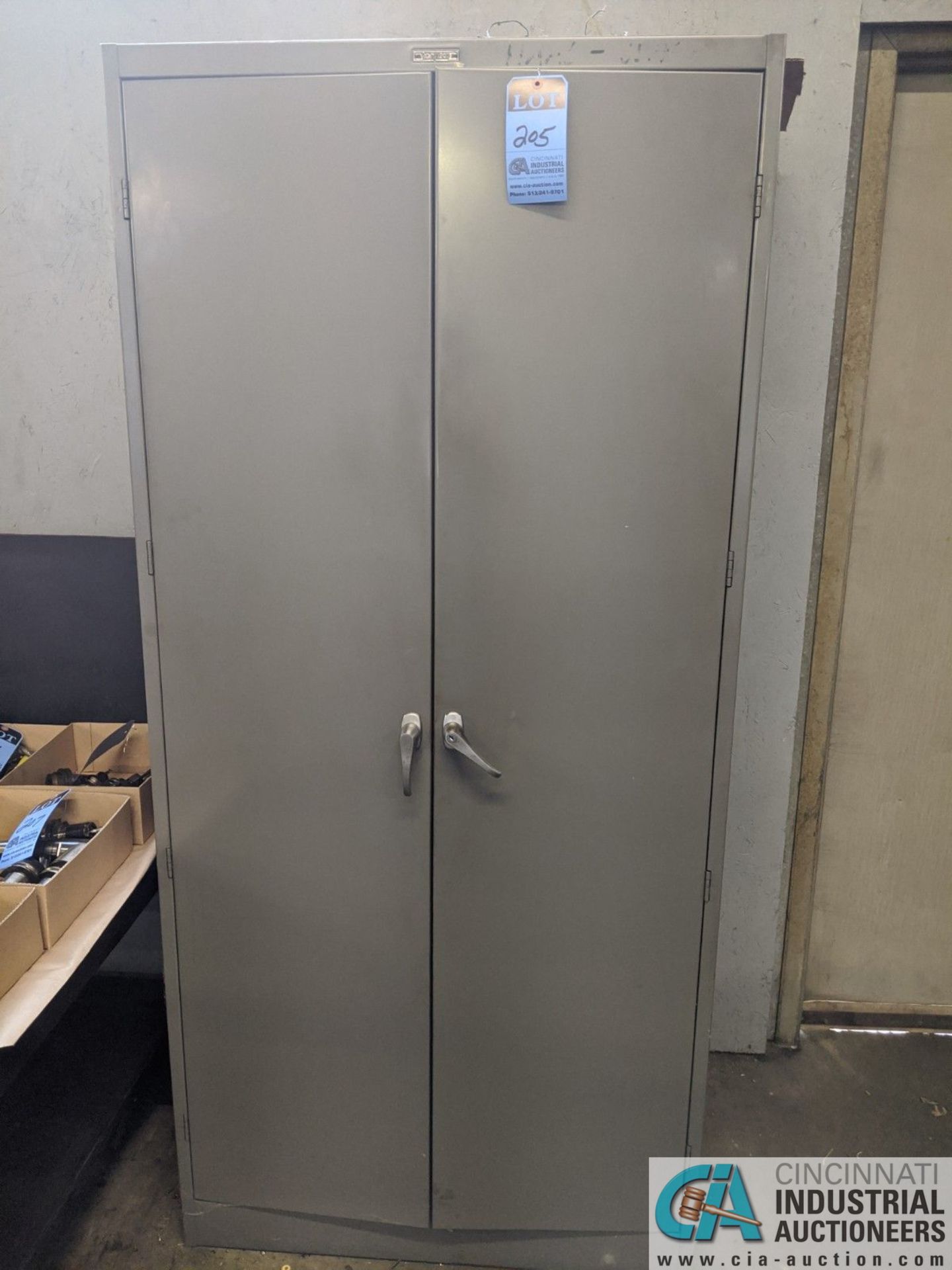 (LOT) 2-DOOR CABINET WITH MACHINE PARTS AND ACCESSORIES
