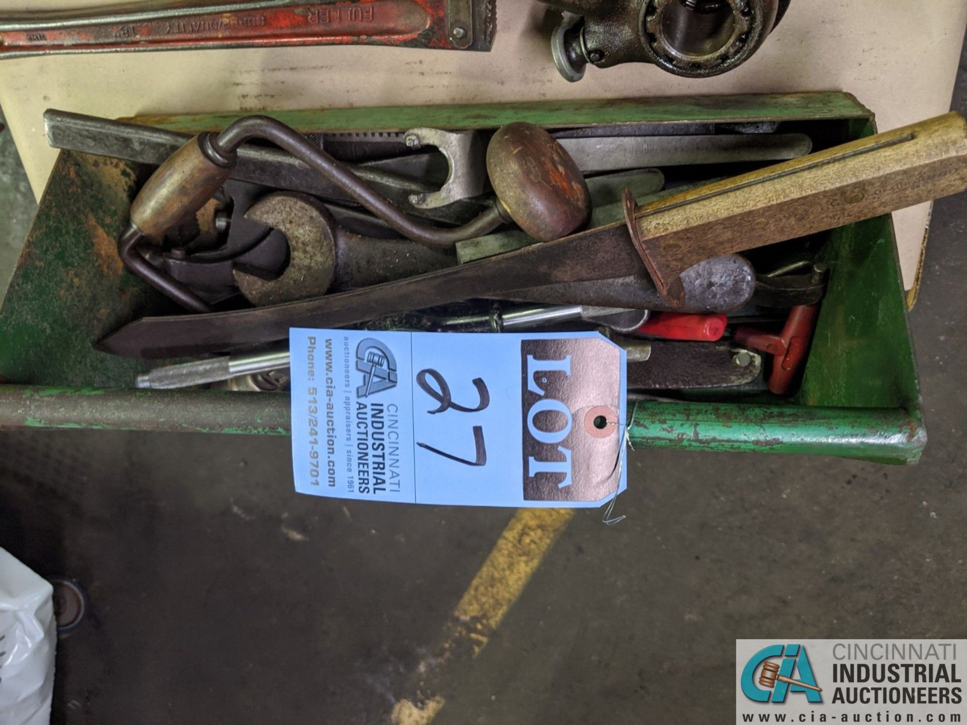 (LOT) ASSORTED TOOLS IN BOX