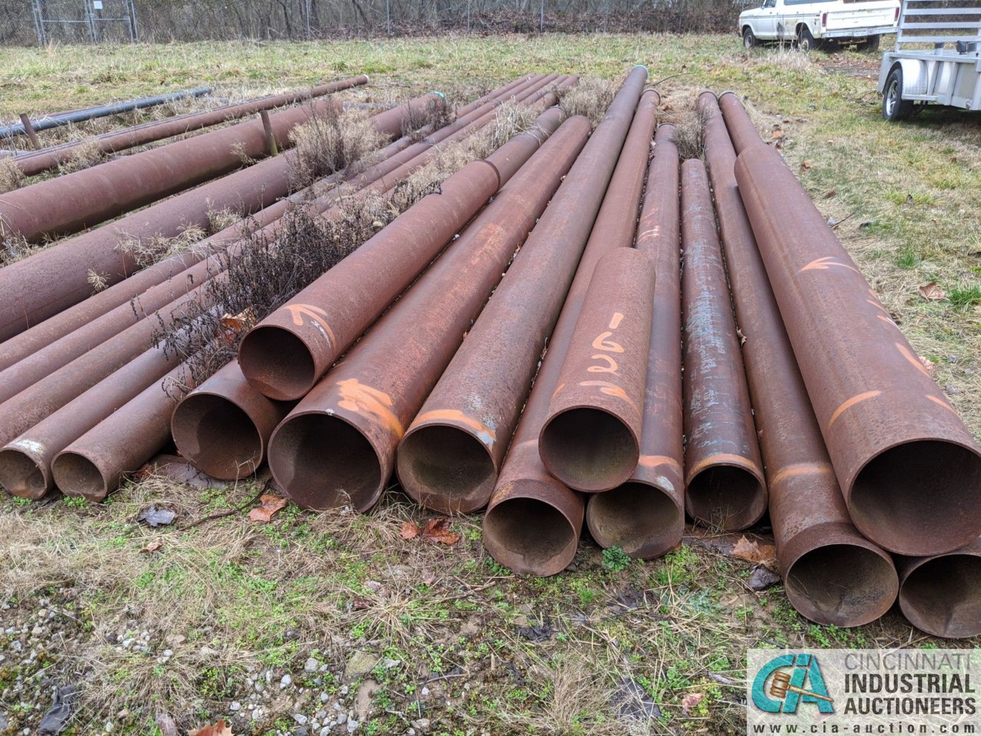 (LOT) LARGE QUANTITY OF STEEL PIPE OUT IN YARD - ONLY THAT MARKED WITH ORANGE PAINT, INCLUDES PIPE - Image 2 of 5