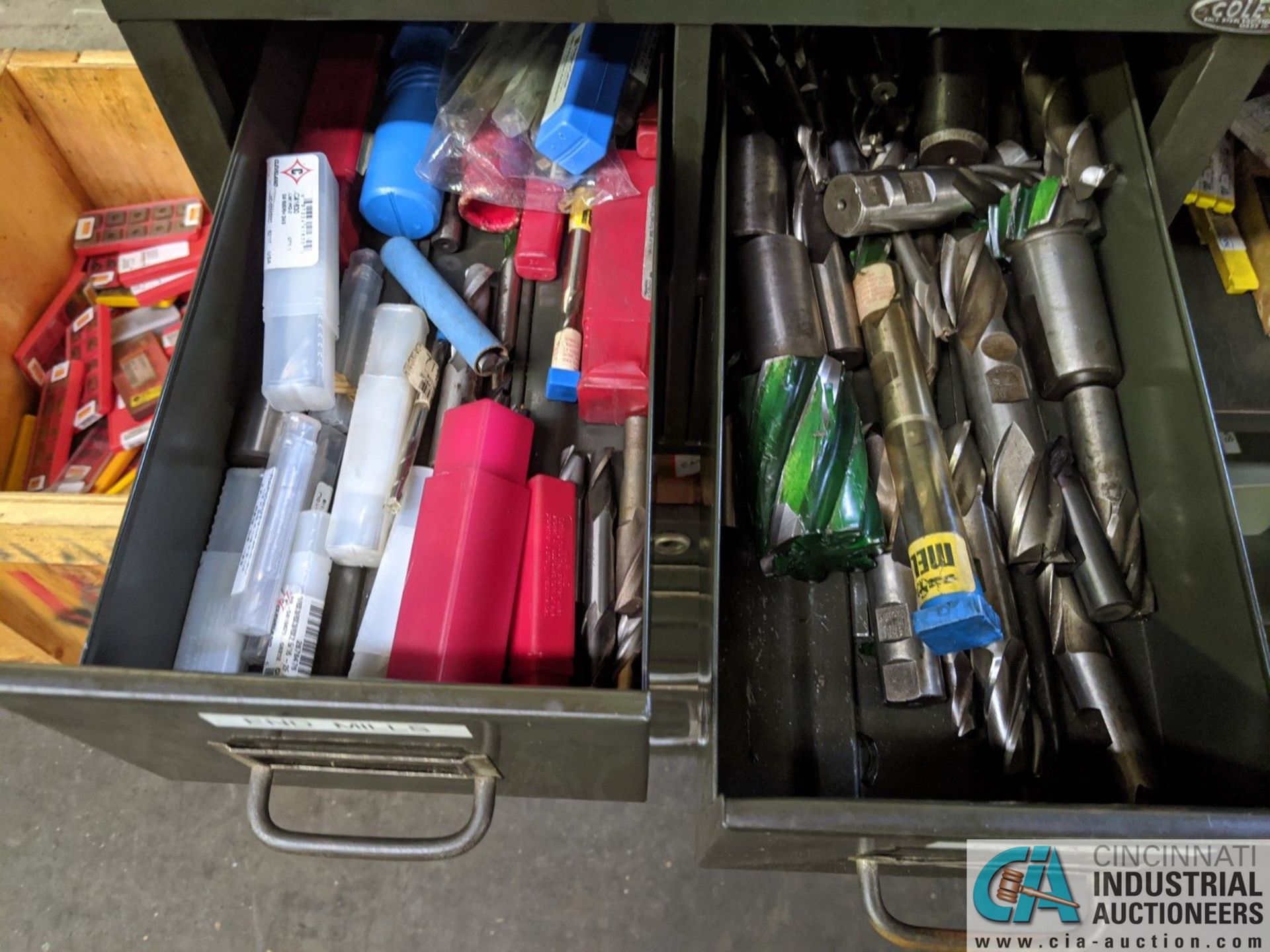 (LOT) STEEL CABINET WITH CONTENTS; END MILLS, DRILLS, GRINDING WHEELS AND OTHER - Image 4 of 5