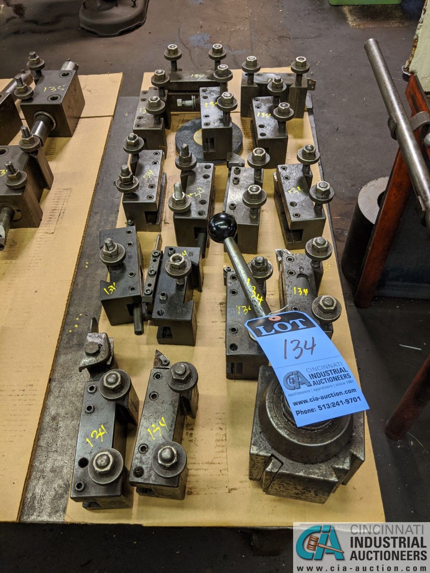 (LOT) TOOLPOST WITH 15 HOLDERS