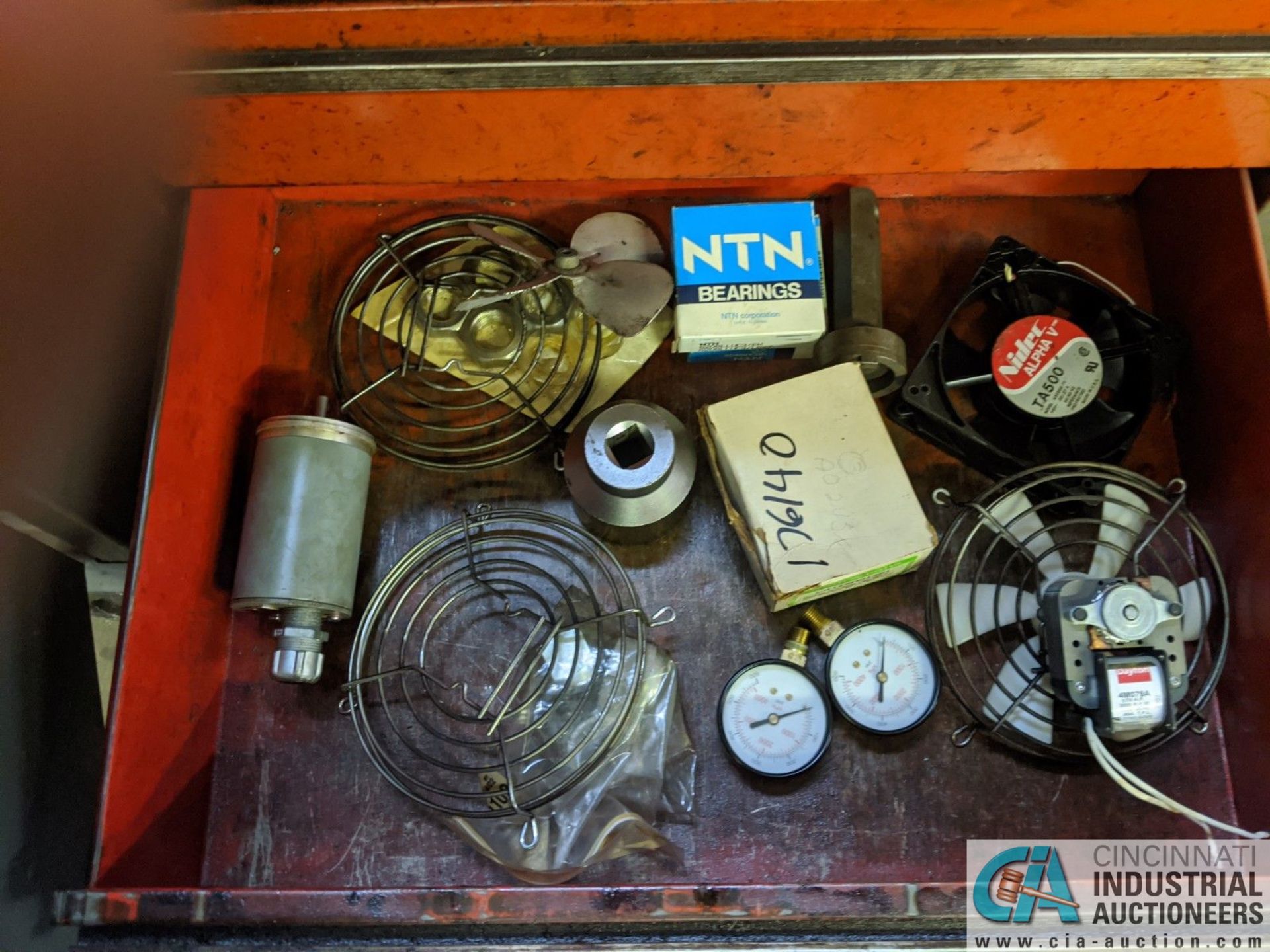 (LOT) RED TOOLBOX WITH CONTENTS - HARDWARE - Image 5 of 6