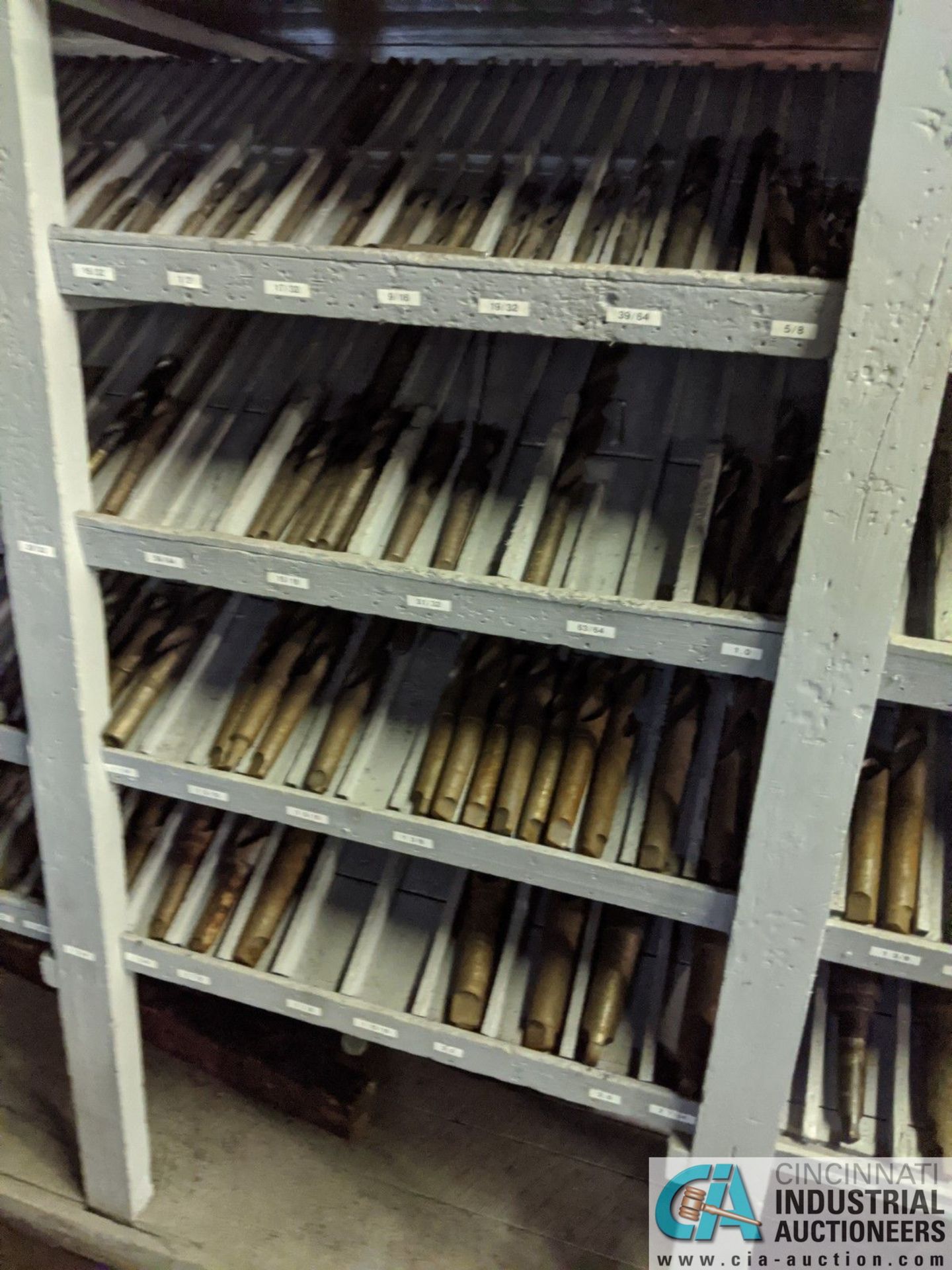 (LOT) LARGE QUANTITY OF HS DRILLS AND REAMERS IN WOOD RACK, MOSTLY MORSE TAPER - Image 3 of 8