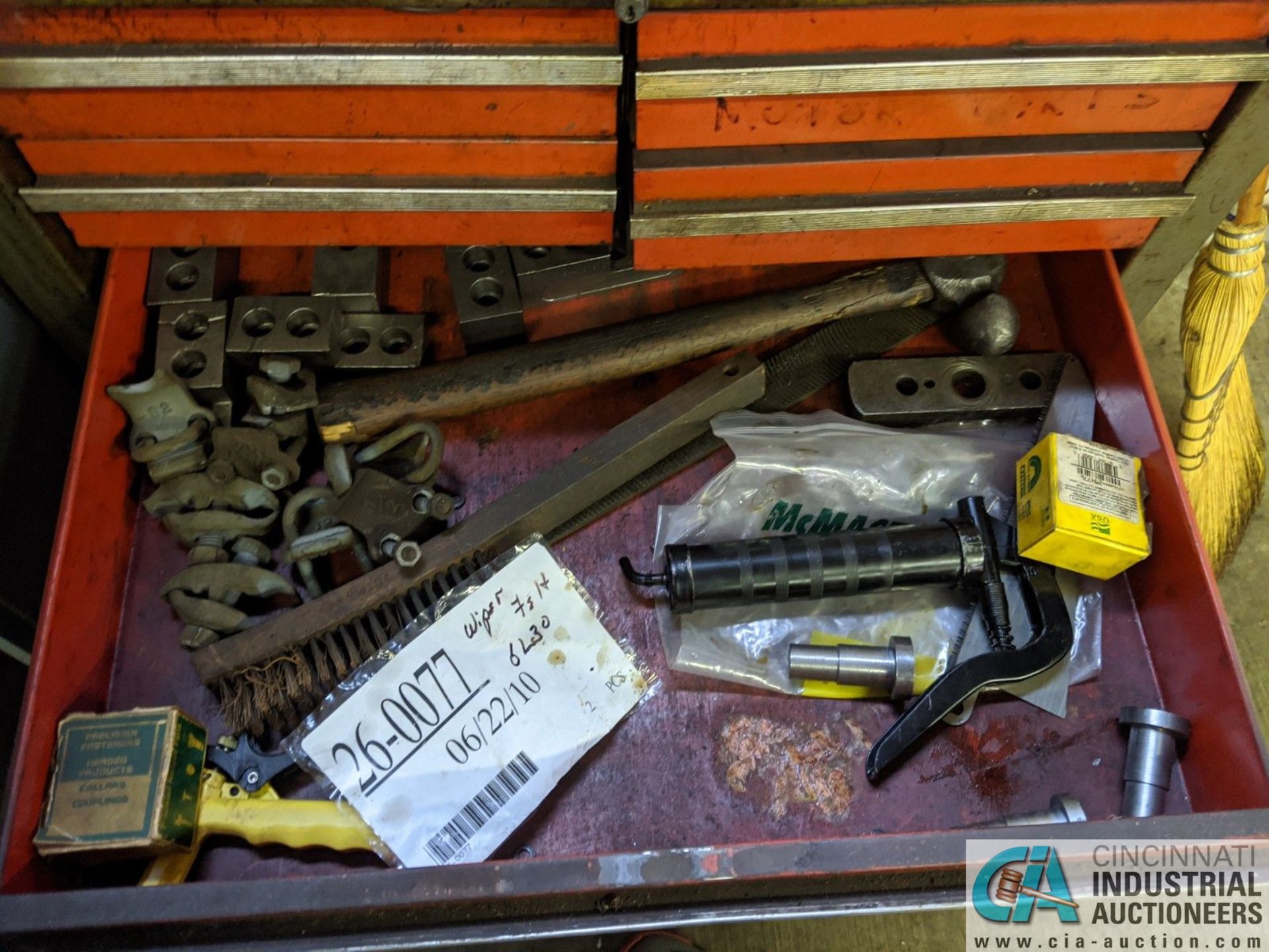 (LOT) RED TOOLBOX WITH CONTENTS - HARDWARE - Image 4 of 6