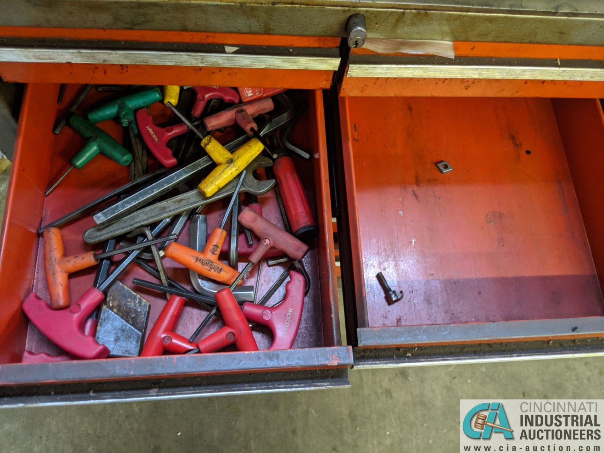 (LOT) RED TOOLBOX WITH CONTENTS - HARDWARE - Image 3 of 7