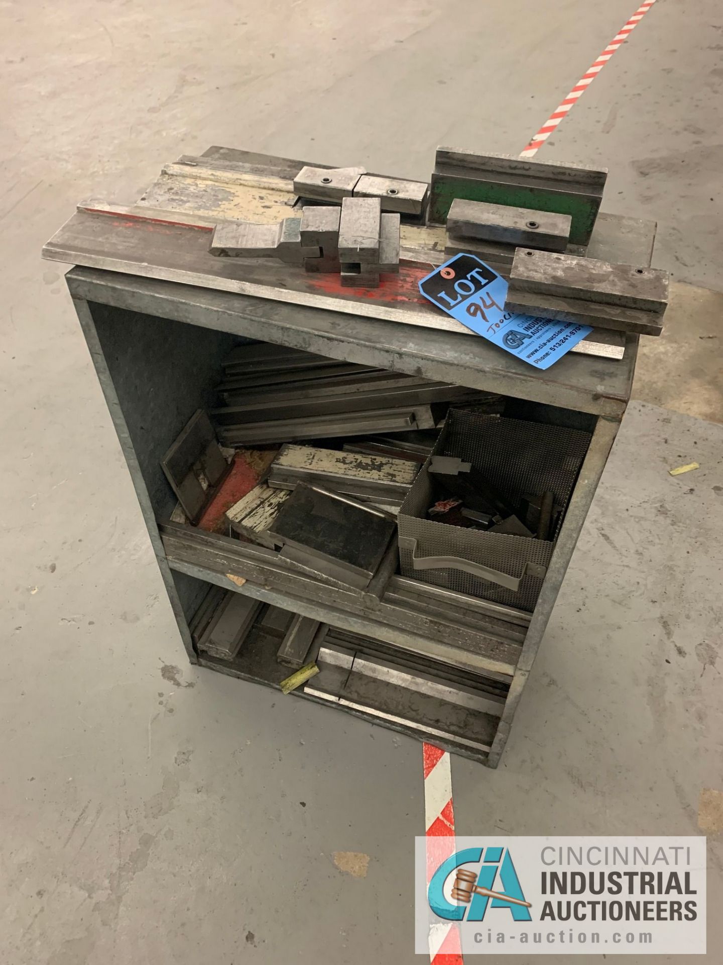 (LOT) PRESS BRAKE DIES ON SMALL SHELF UNIT