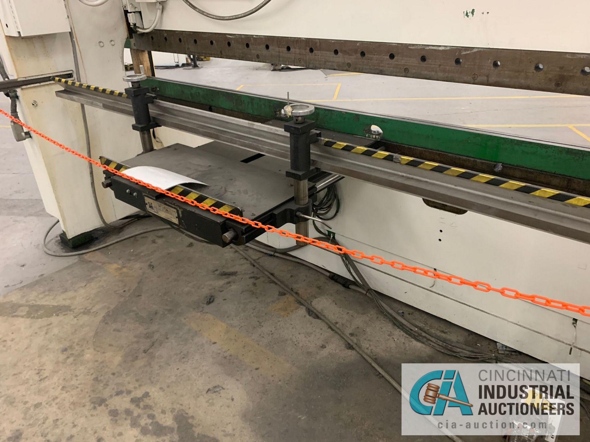 135 TON X 12' CINCINNATI 135CB HYDRAULIC POWER PRESS BRAKE; S/N 42052, 12' OVERALL, 10' BETWEEN - Image 7 of 16