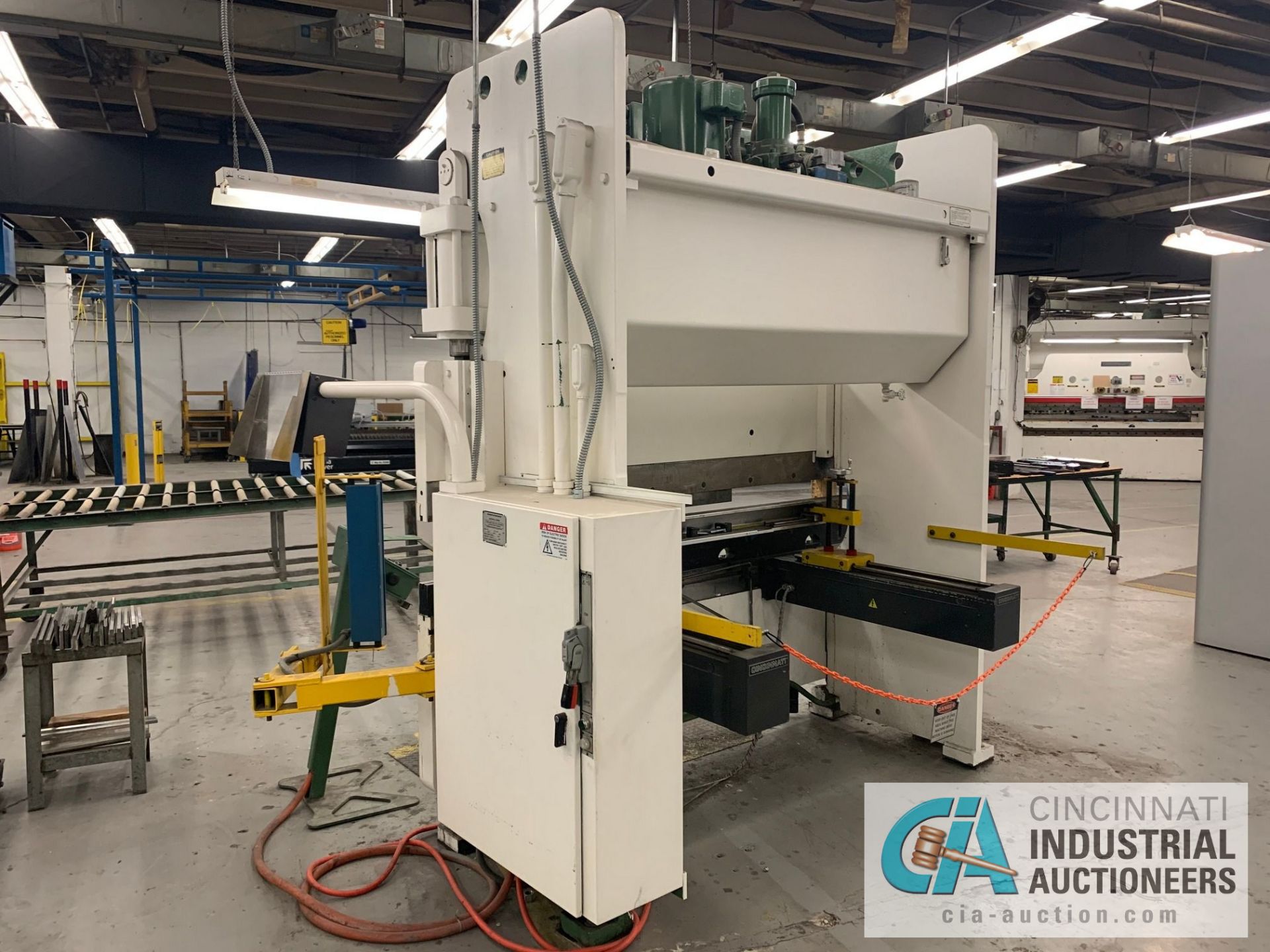 90 TON X 8' CINCINNATI 90CBII HYDRAULIC POWER PRESS BRAKE; S/N 51694, 8' OVERALL, 6' BETWEEN - Image 4 of 12